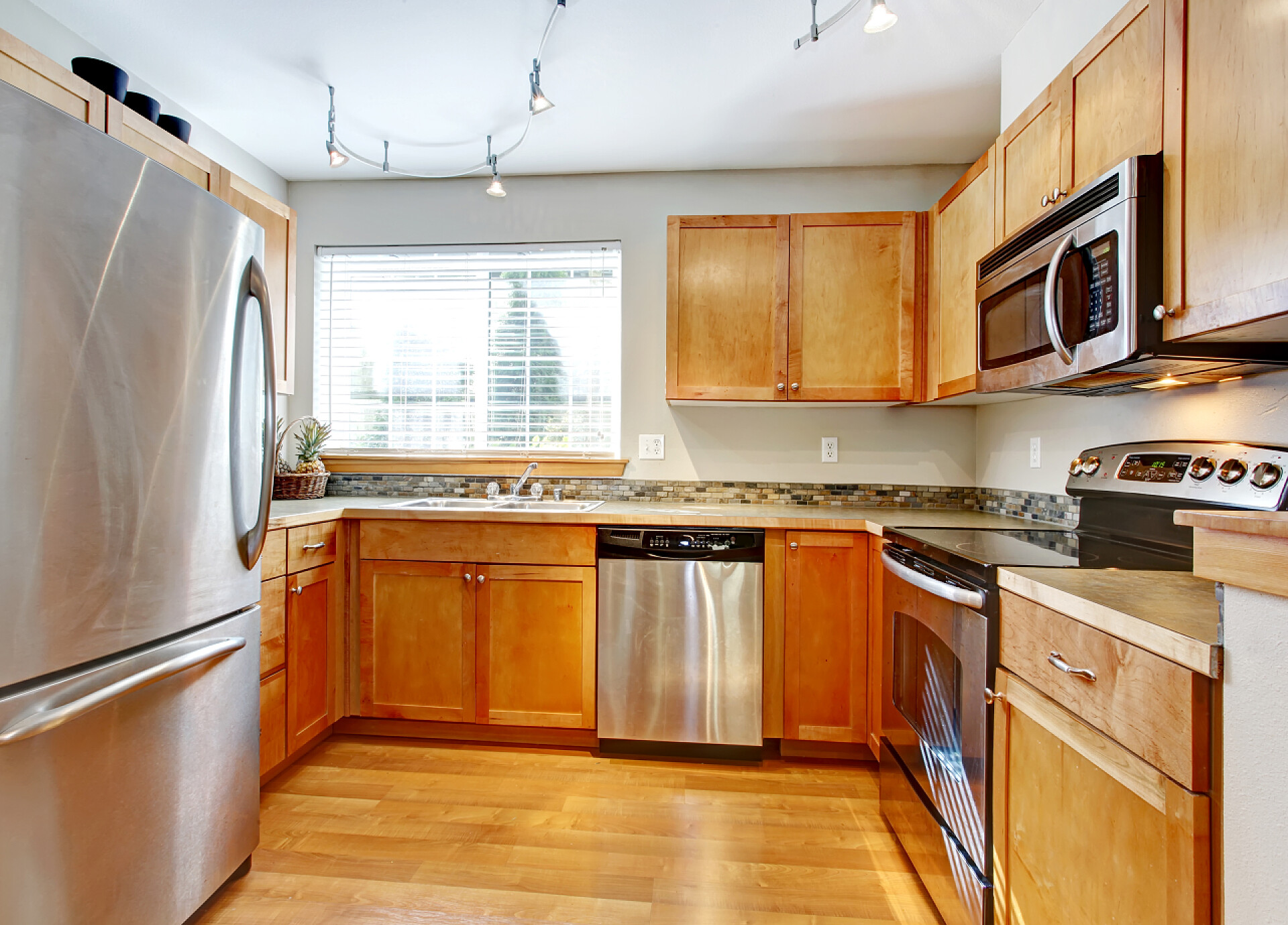 明亮的厨房小小的温馨厨房的房间