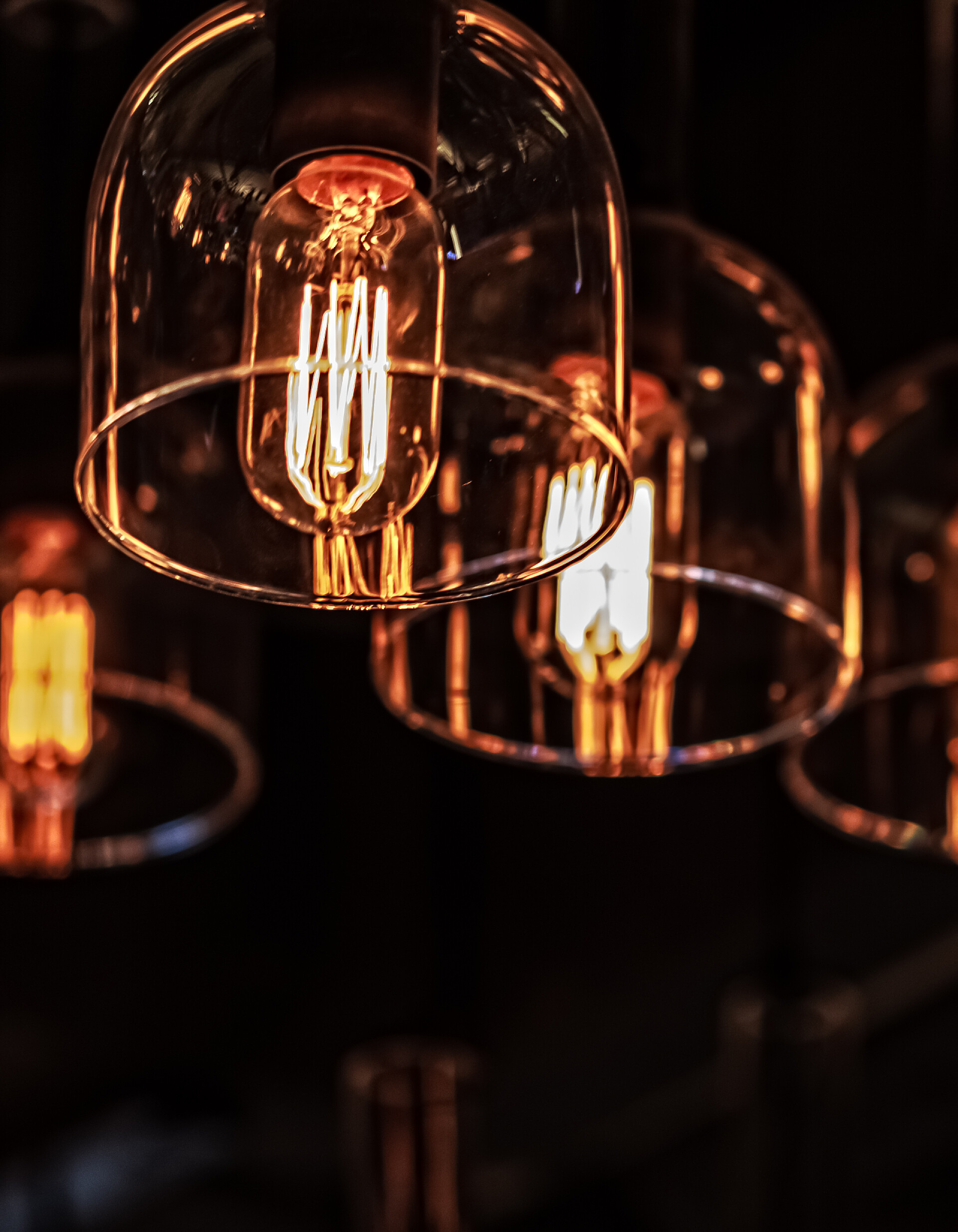 昏暗背景下灯的特写照明灯泡装饰