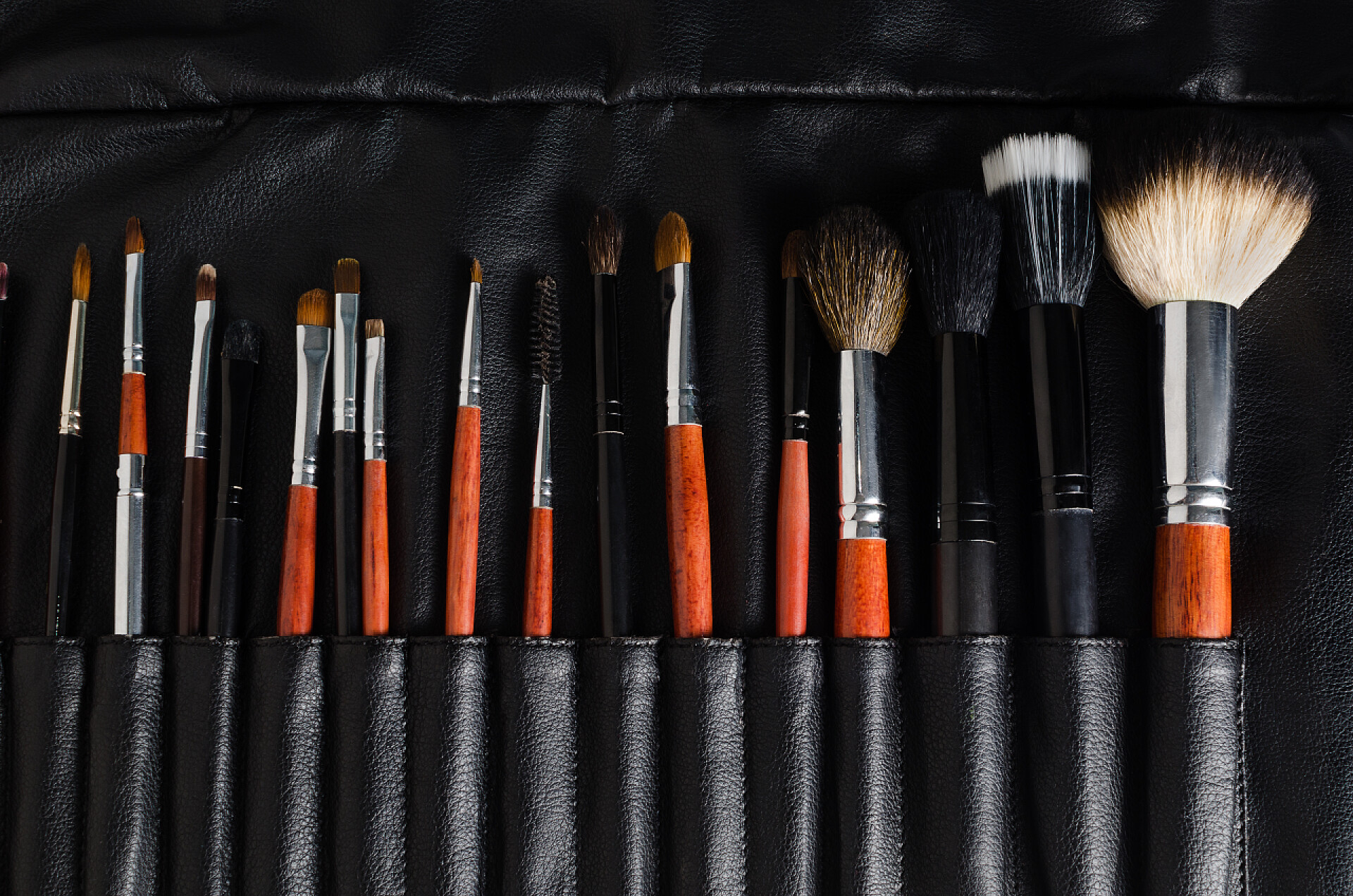 在皮革包里的化妆刷子化妆个头