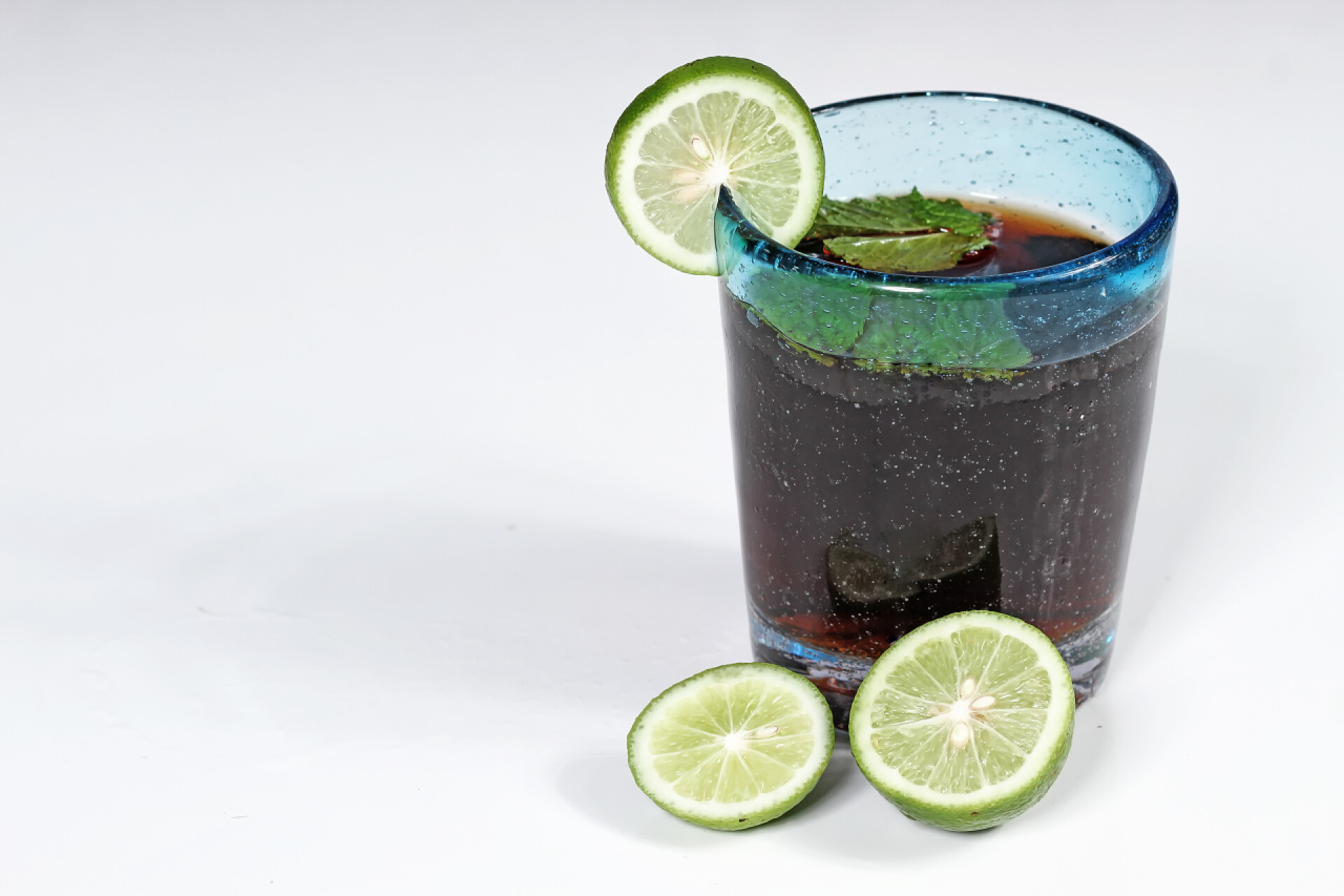 可乐里加了薄荷和柠檬片可乐薄荷