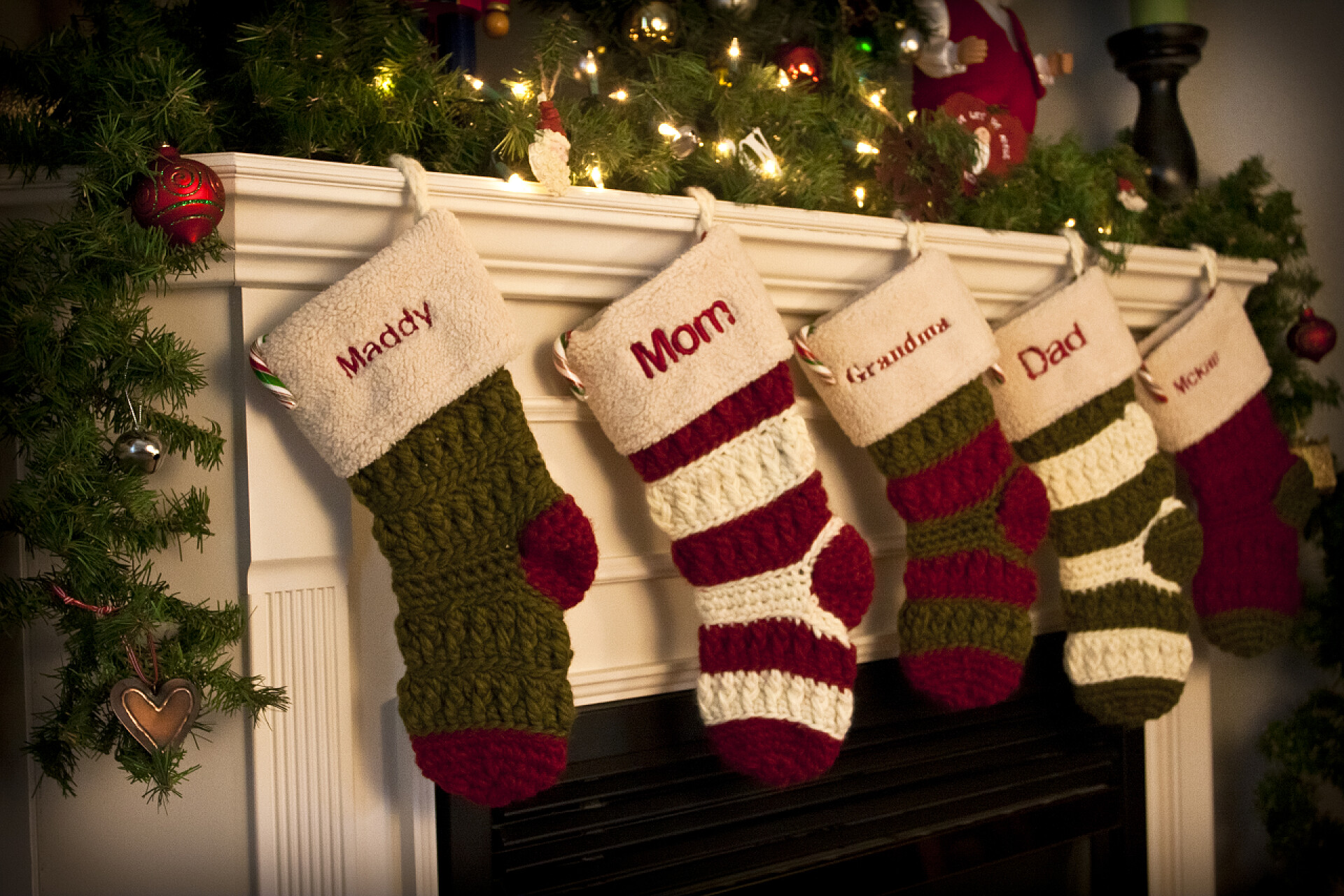 挂在壁炉上的圣诞袜圣诞袜