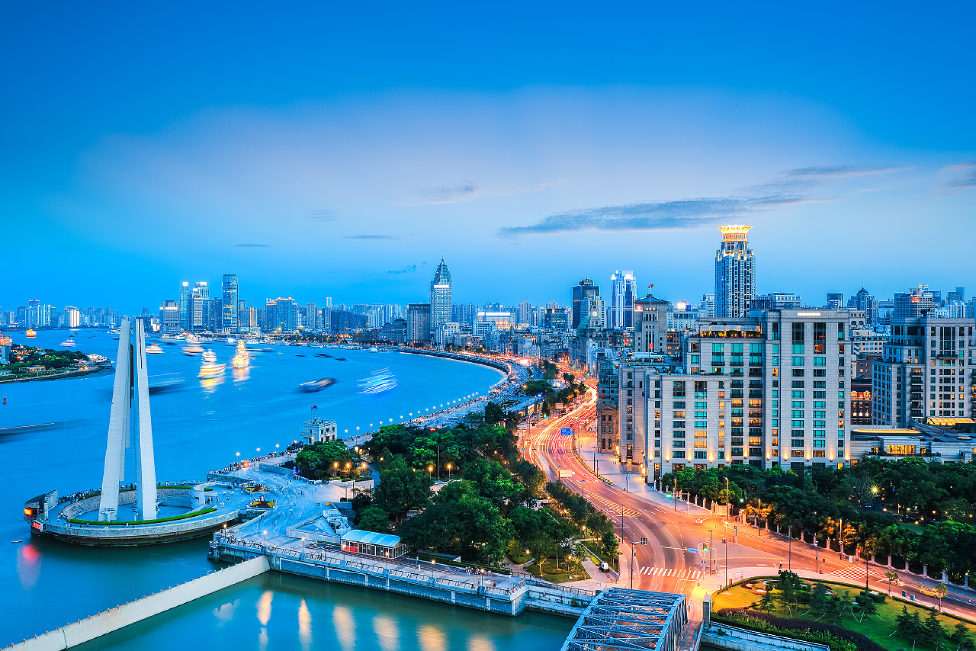 黄昏时分的江河城市美丽的外滩上海黄昏