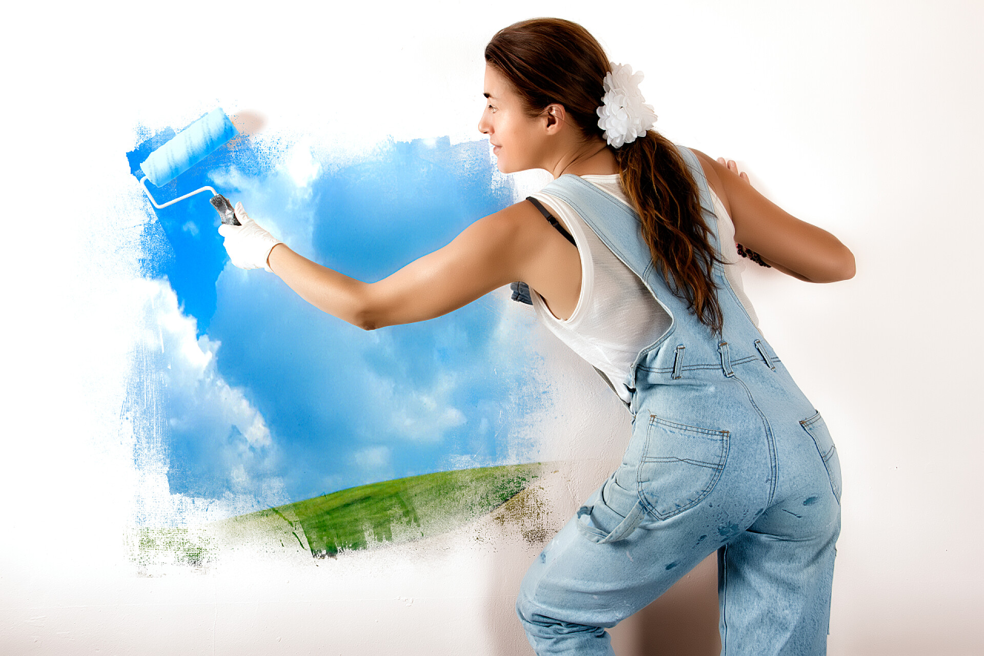 年轻女人在粉刷墙壁生态学家墙上的壁画