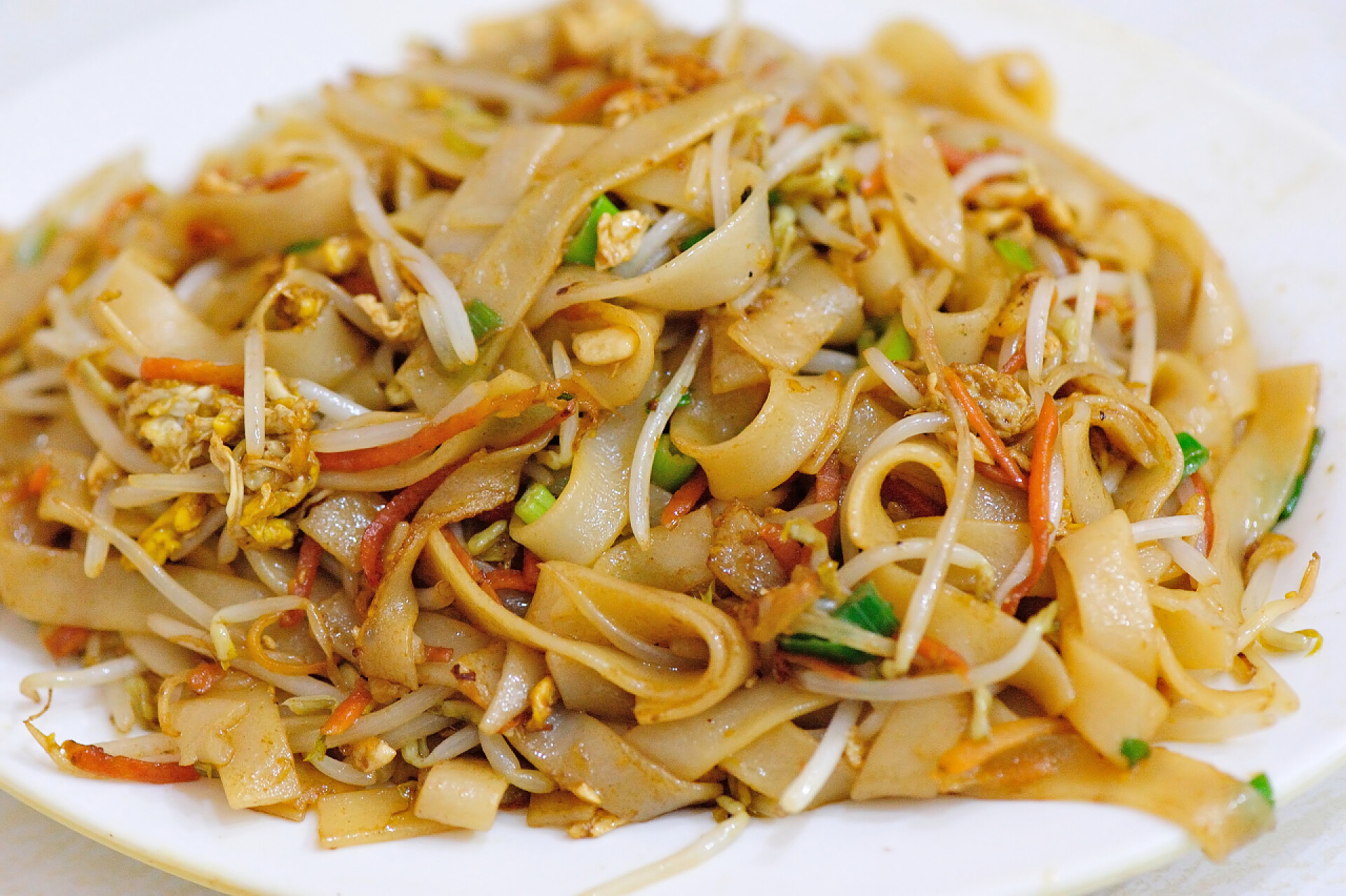 加了蔬菜的炒面煸炒螺捞面