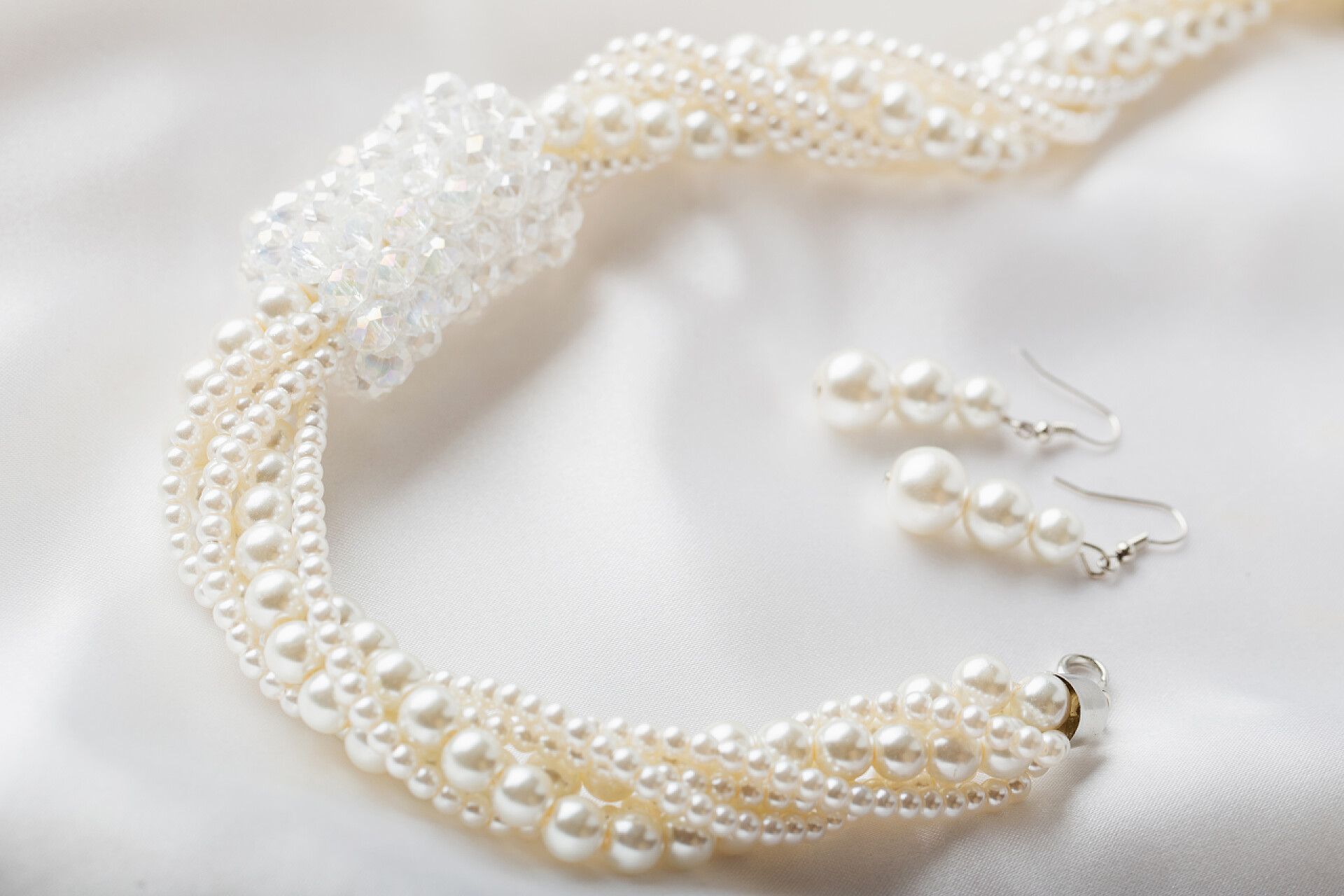 漂亮的珍珠项链白色背景的珍珠项链