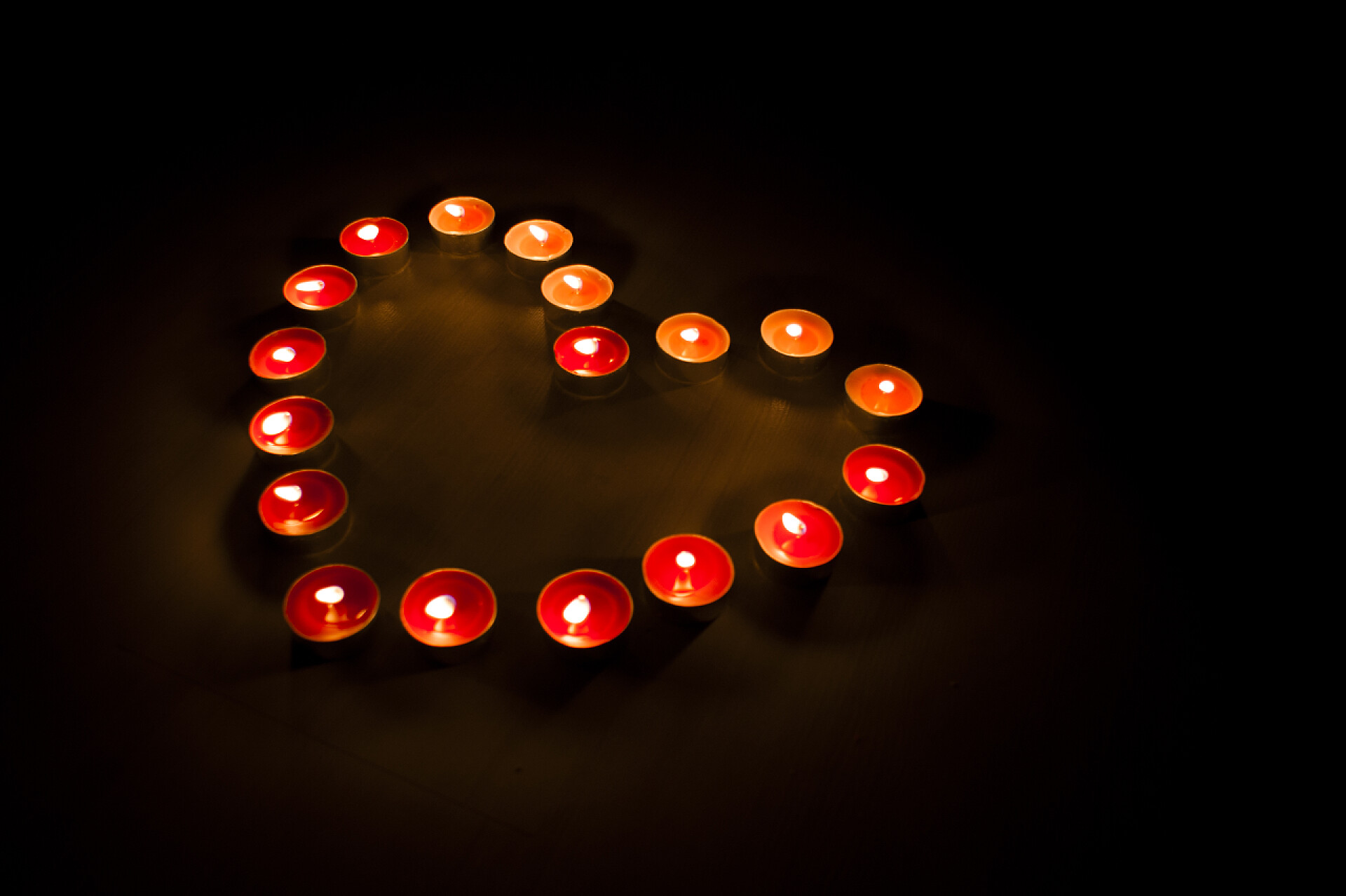 黑暗中摆成心的形状的蜡烛心形