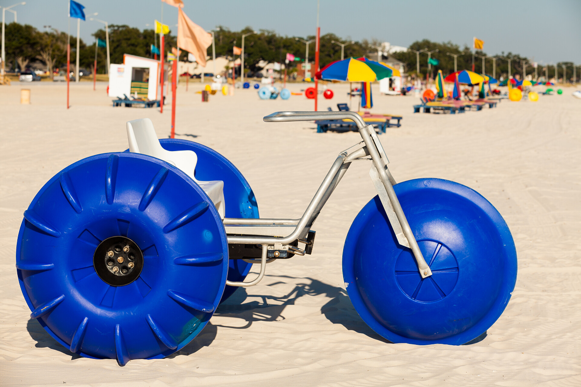 海岸沙滩上的水三轮车比洛克西海滩