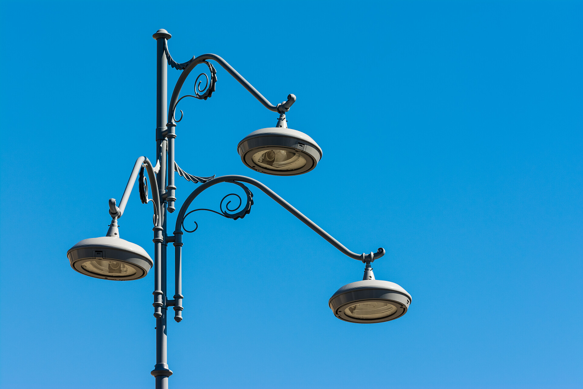 蓝蓝的天空下的现代路灯柱子现代路灯