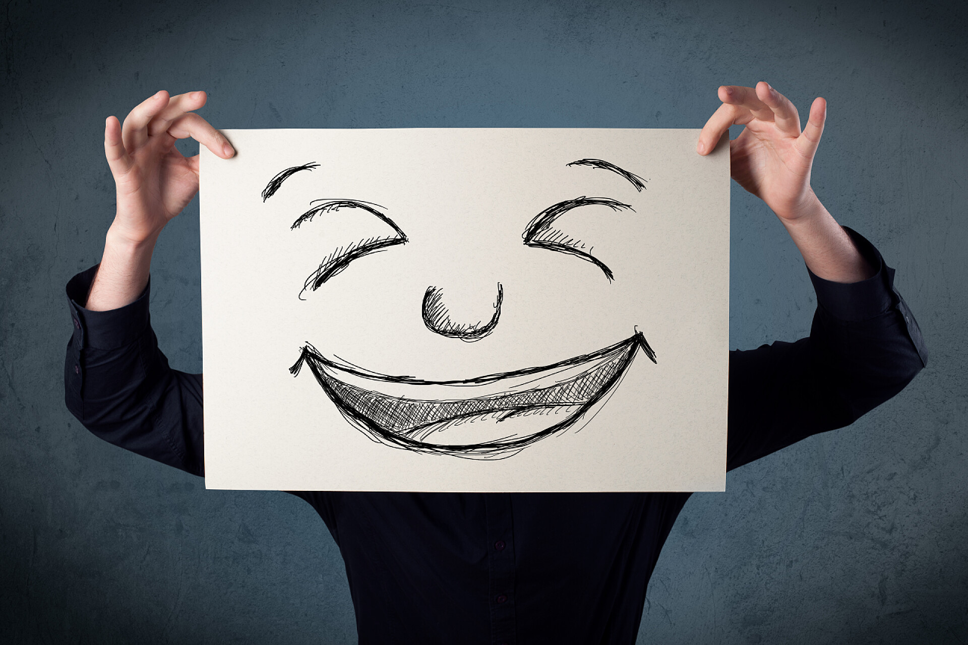 商人在他的头上举着笑脸画商人持有一份文件，在他 hea 笑脸