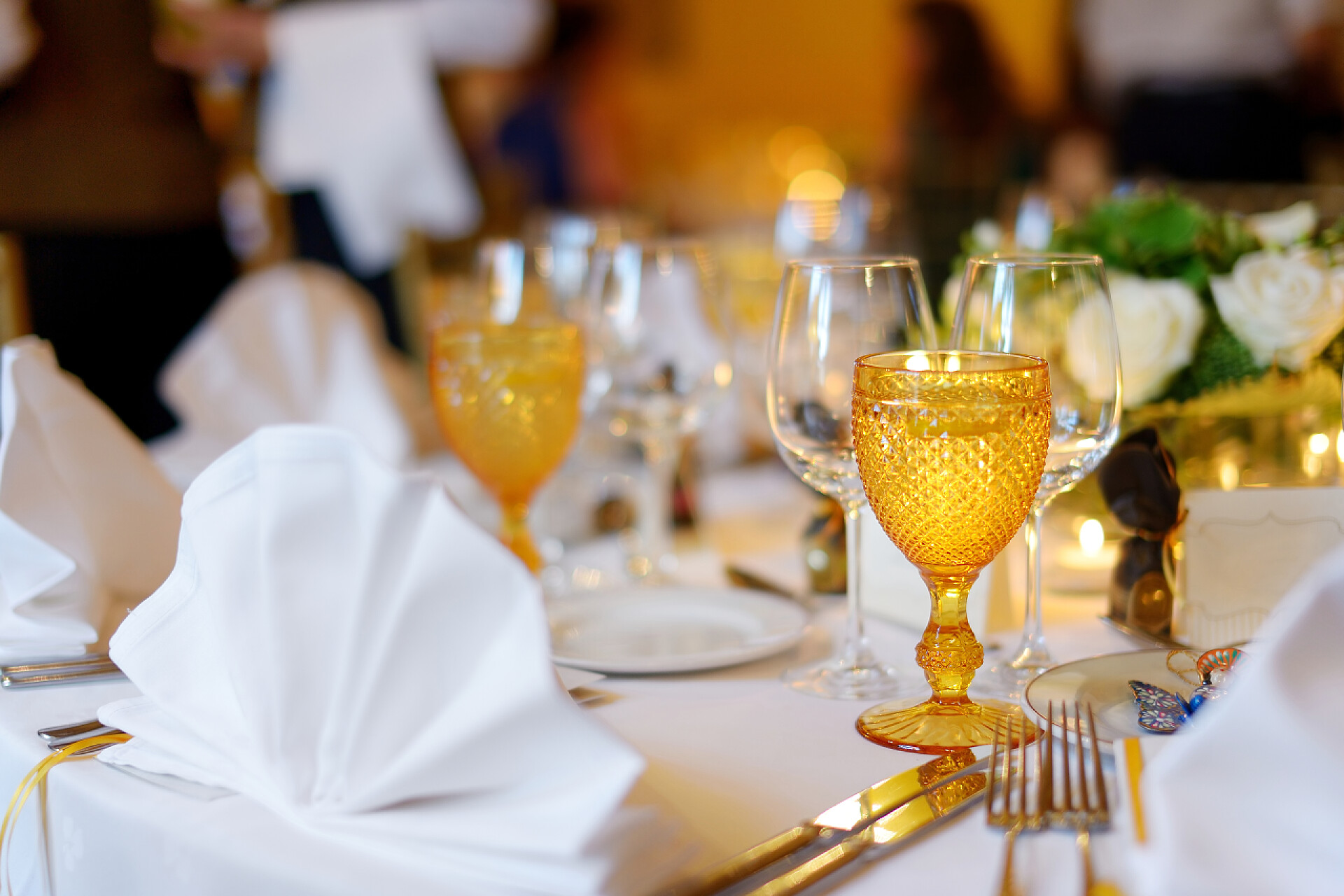 宴会上餐桌上的酒杯活动派对的桌面设计