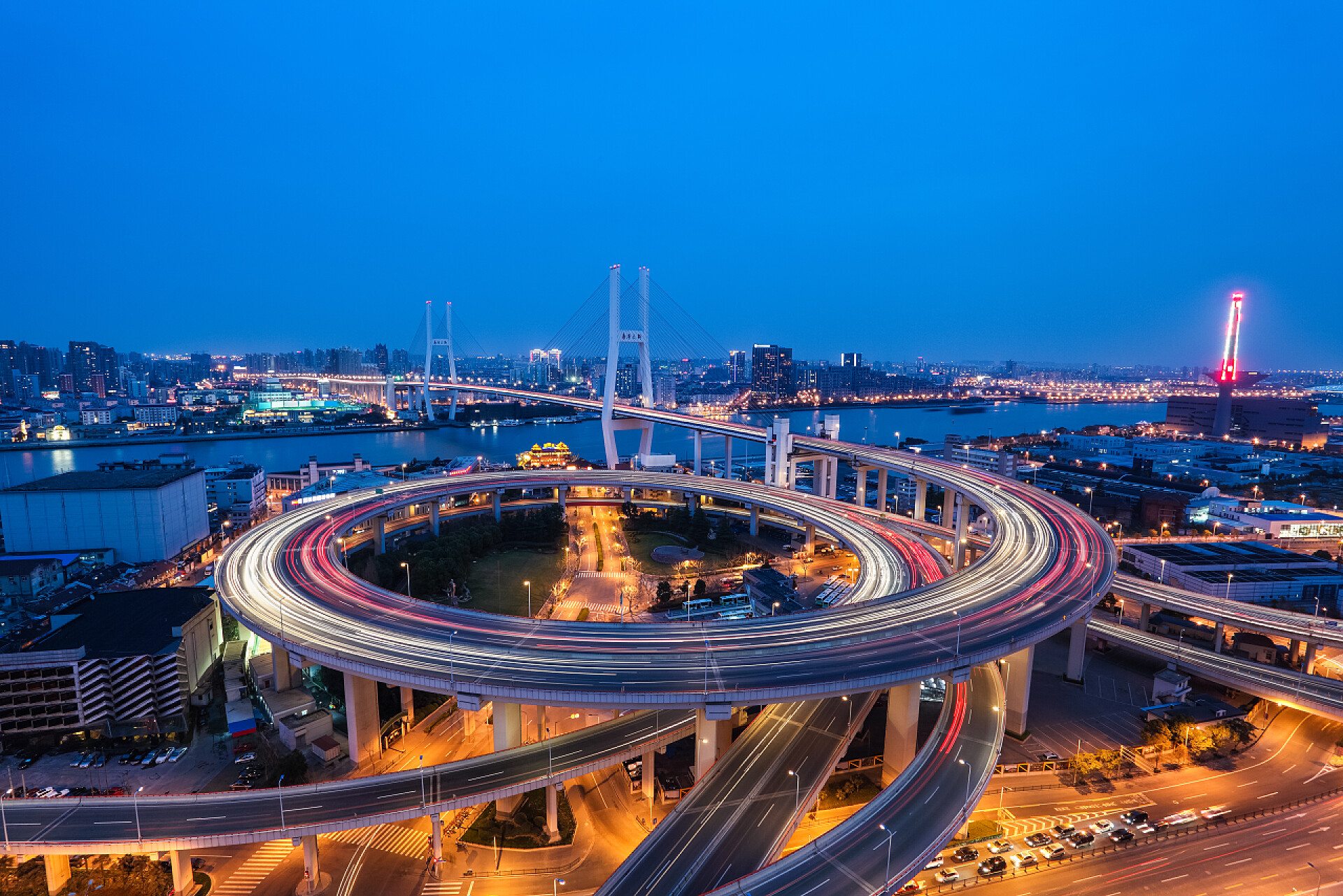 上海夜景下的立交桥在夜幕降临上海南浦大桥