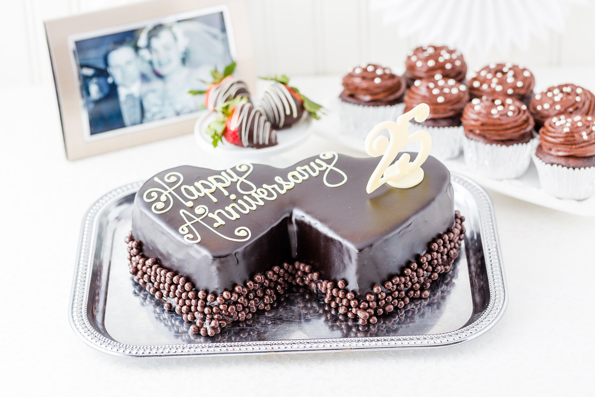 心形巧克力蛋糕庆祝结婚纪念日结婚周年纪念