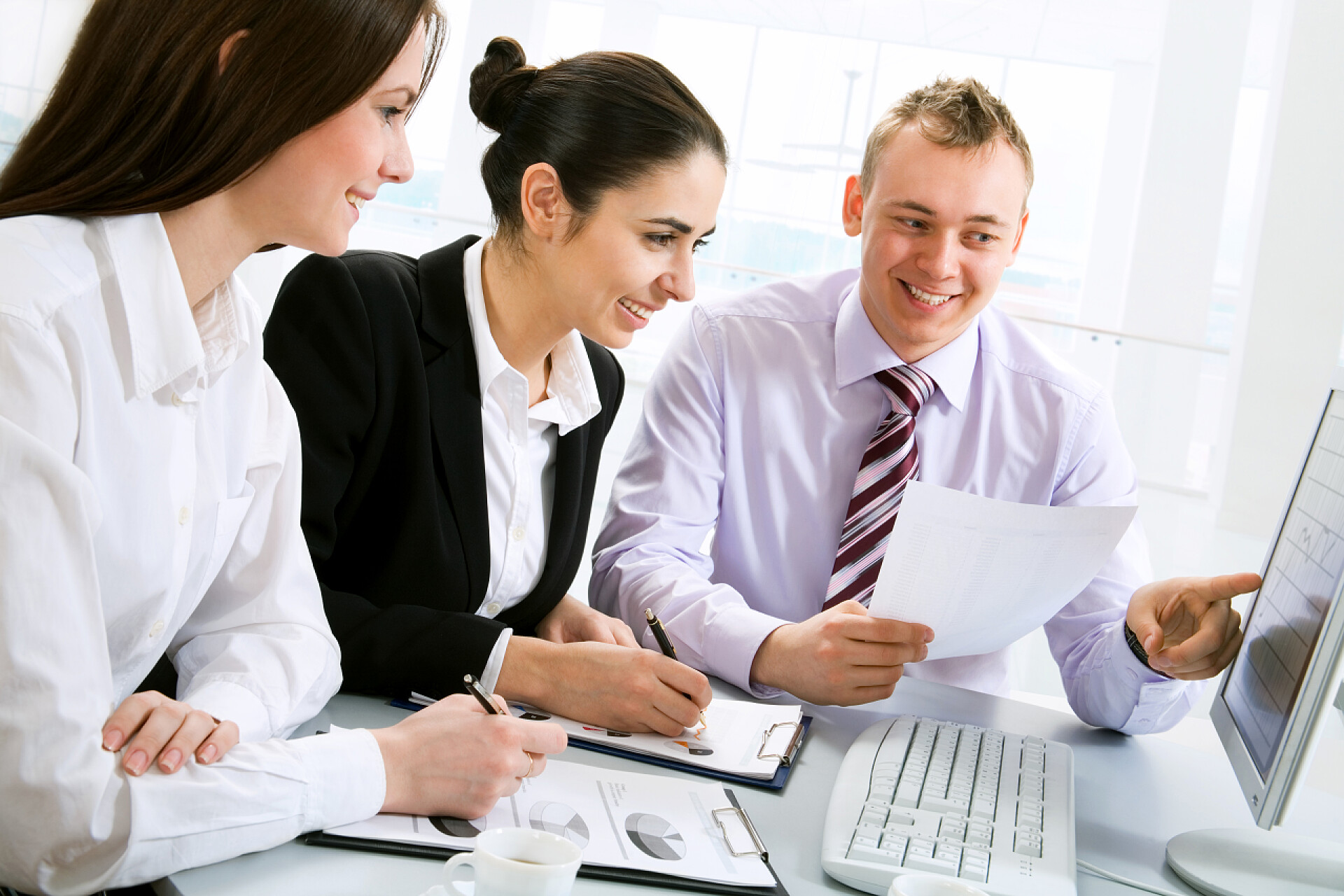 三个商务人士正在讨论工作商人工作