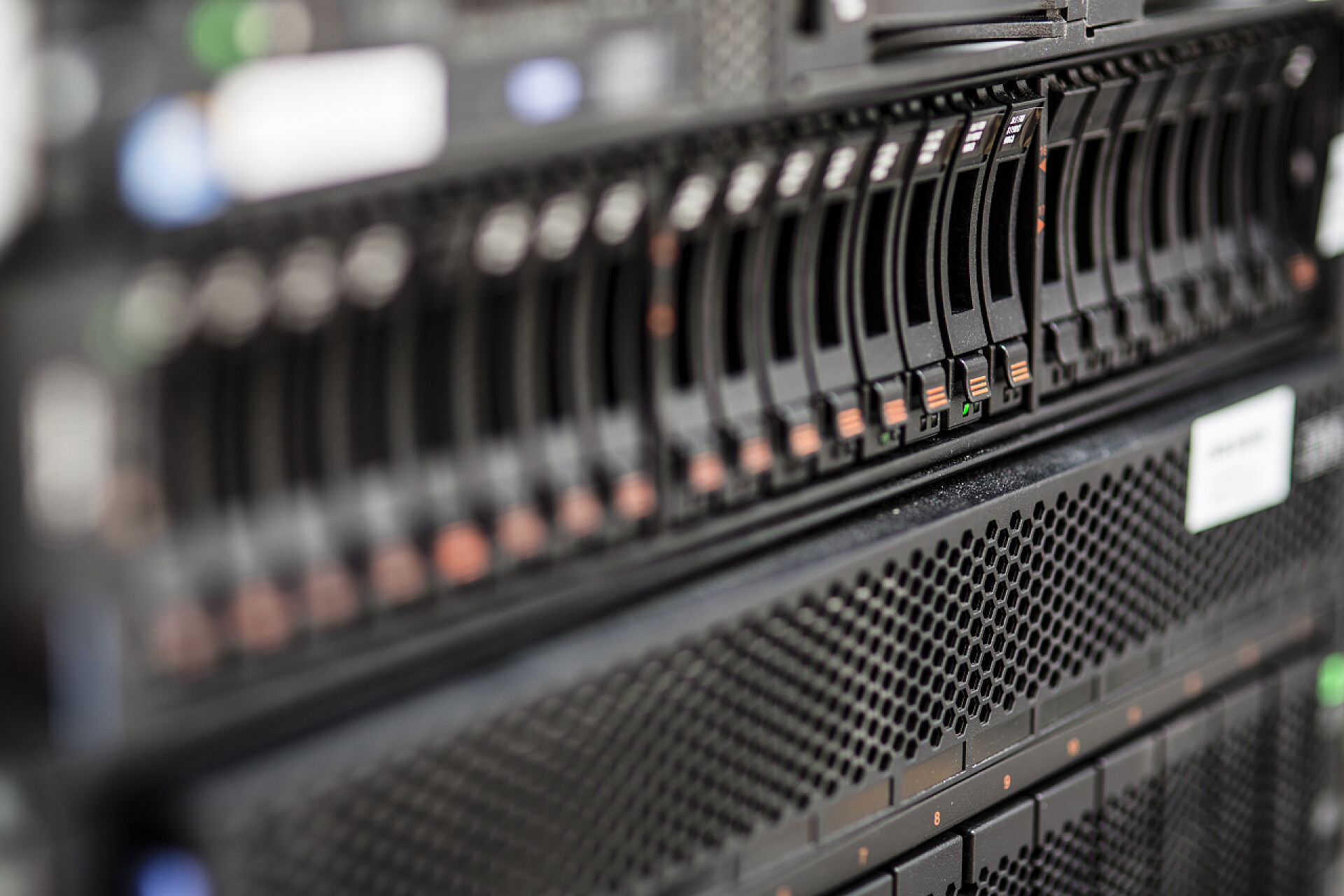 机房里的文件服务器特写存储服务器