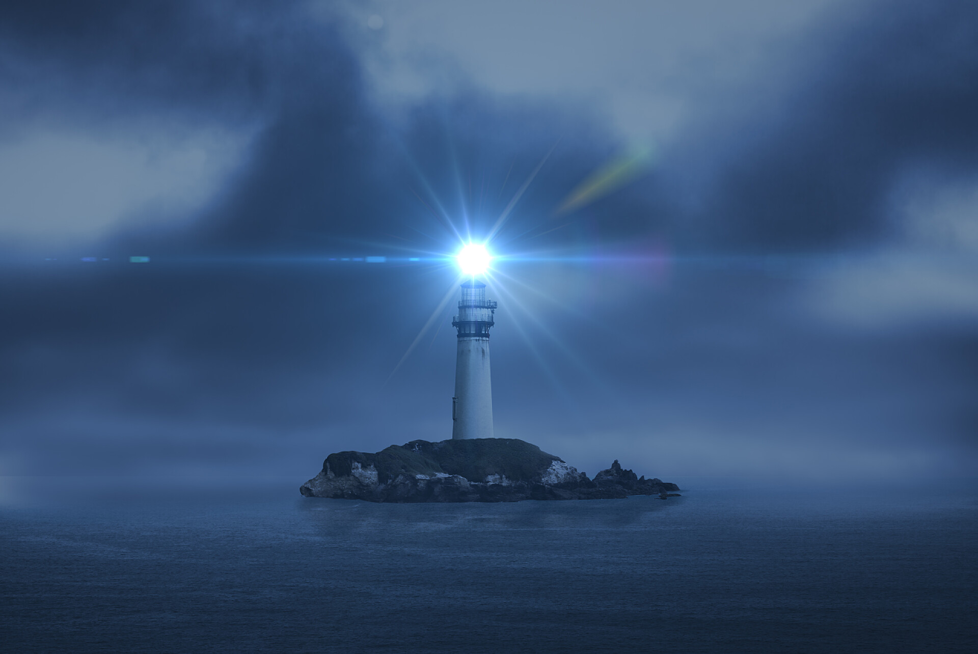 夜晚海洋中闪着亮光的灯塔灯塔