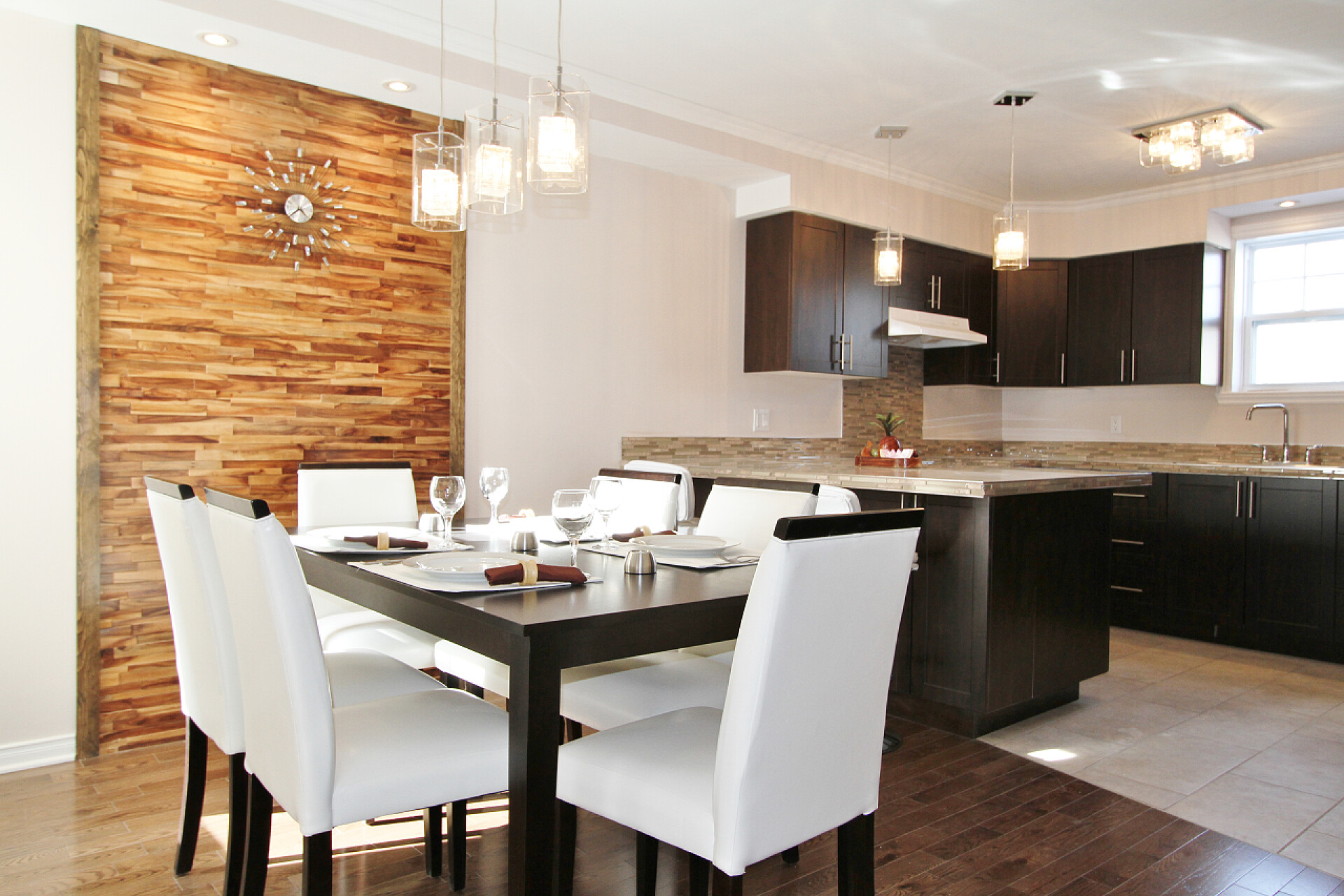 室内现代厨房的餐厅现代厨房和饭厅与背板在横向木条