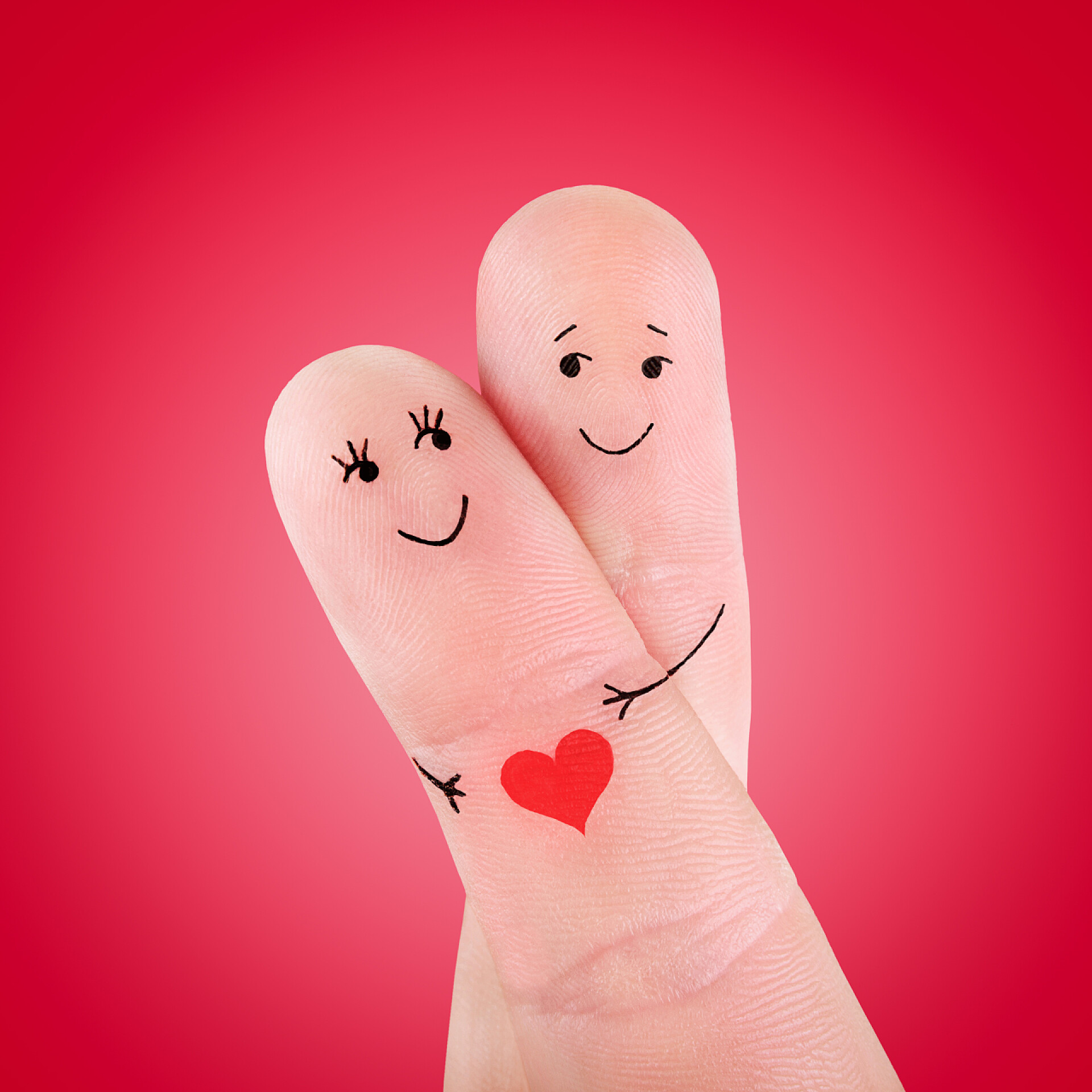 红色背景中手指绘画夫妻拥抱对幸福的夫妇拥抱概念