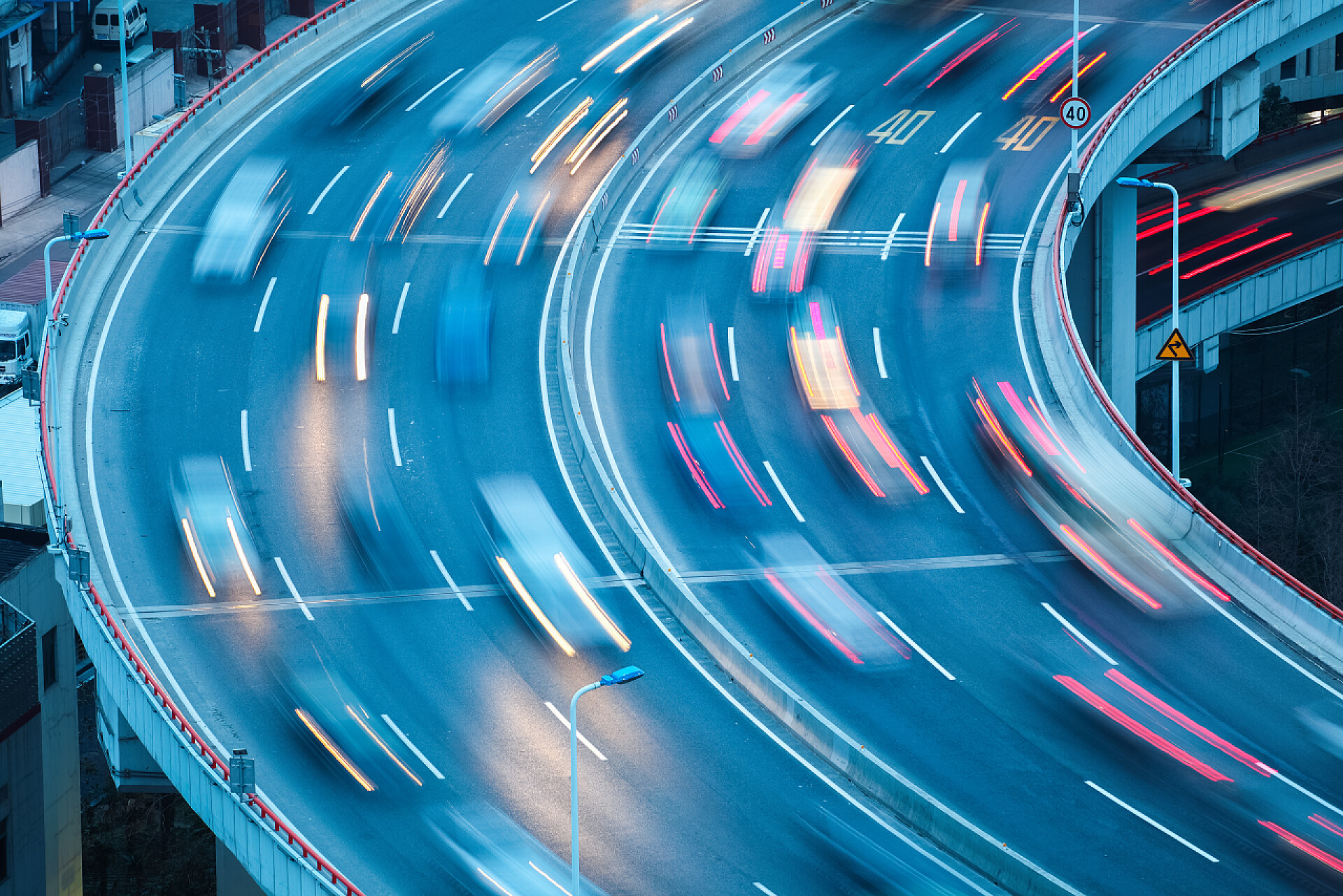 运动模糊桥上的汽车特写曲线车道特写