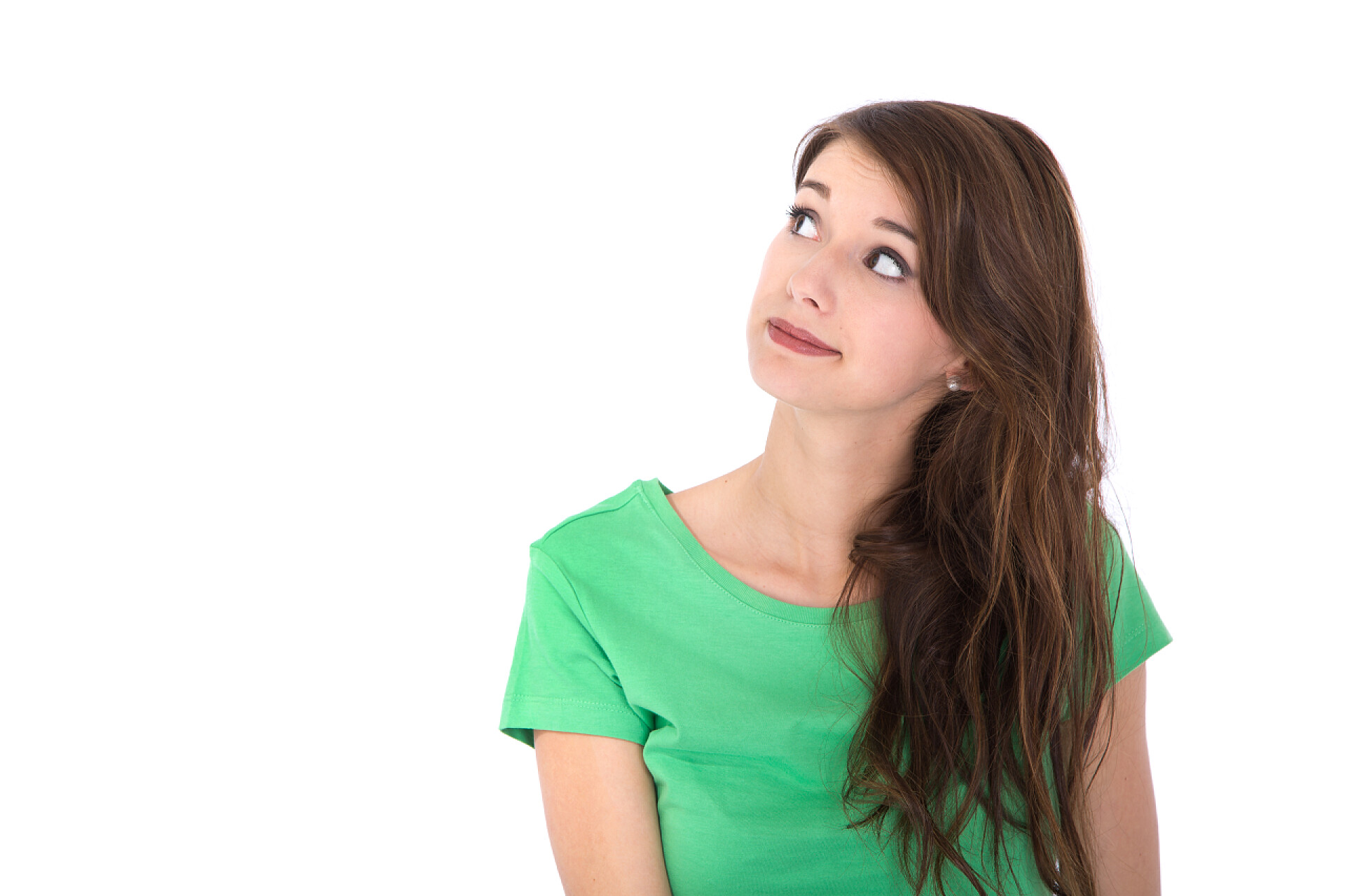 白色背景中一个女人疑惑的看着上方上白查找孤立的黑发女孩的脸.