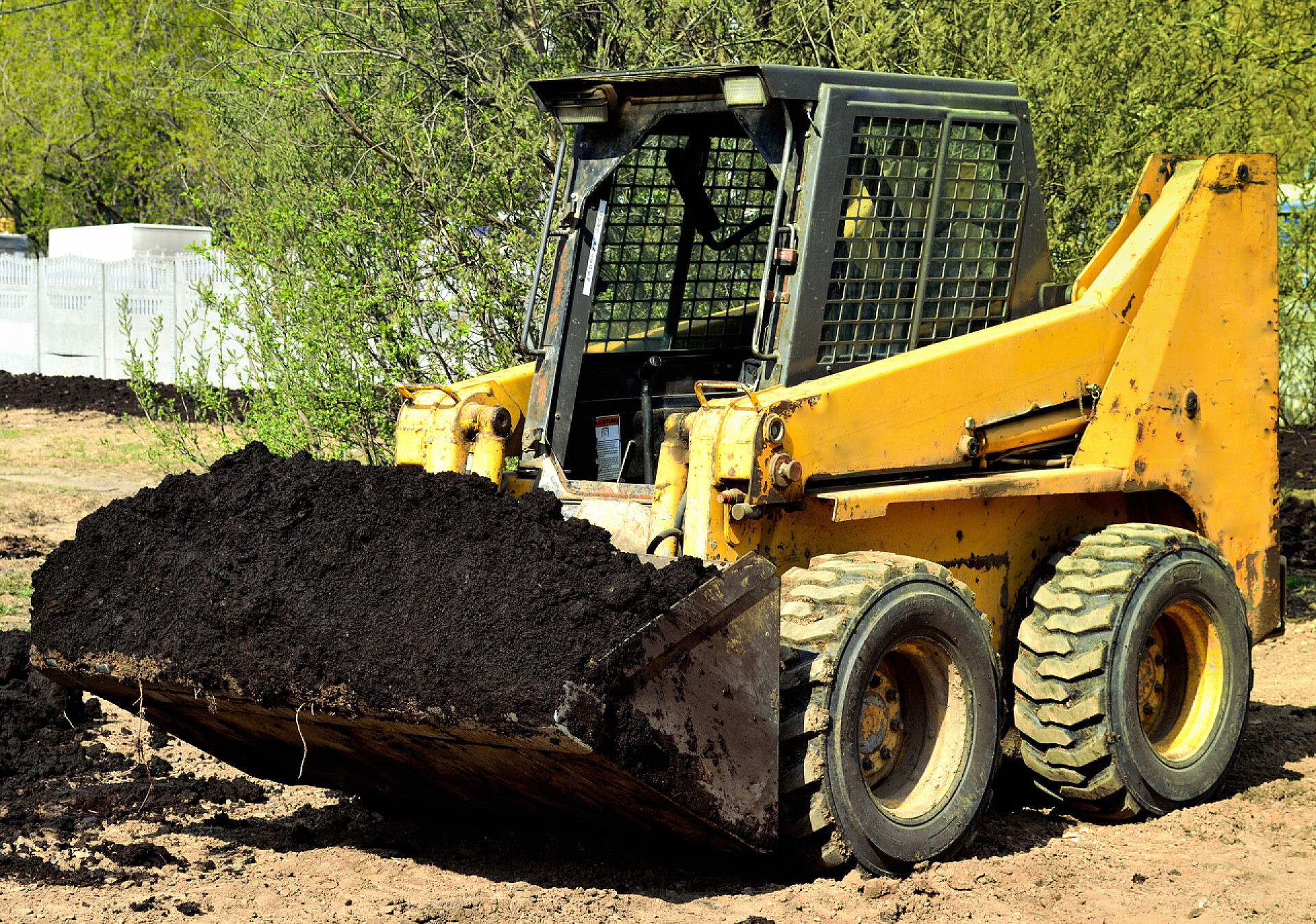 正在户外工作的挖掘机在城市公园的改善工作