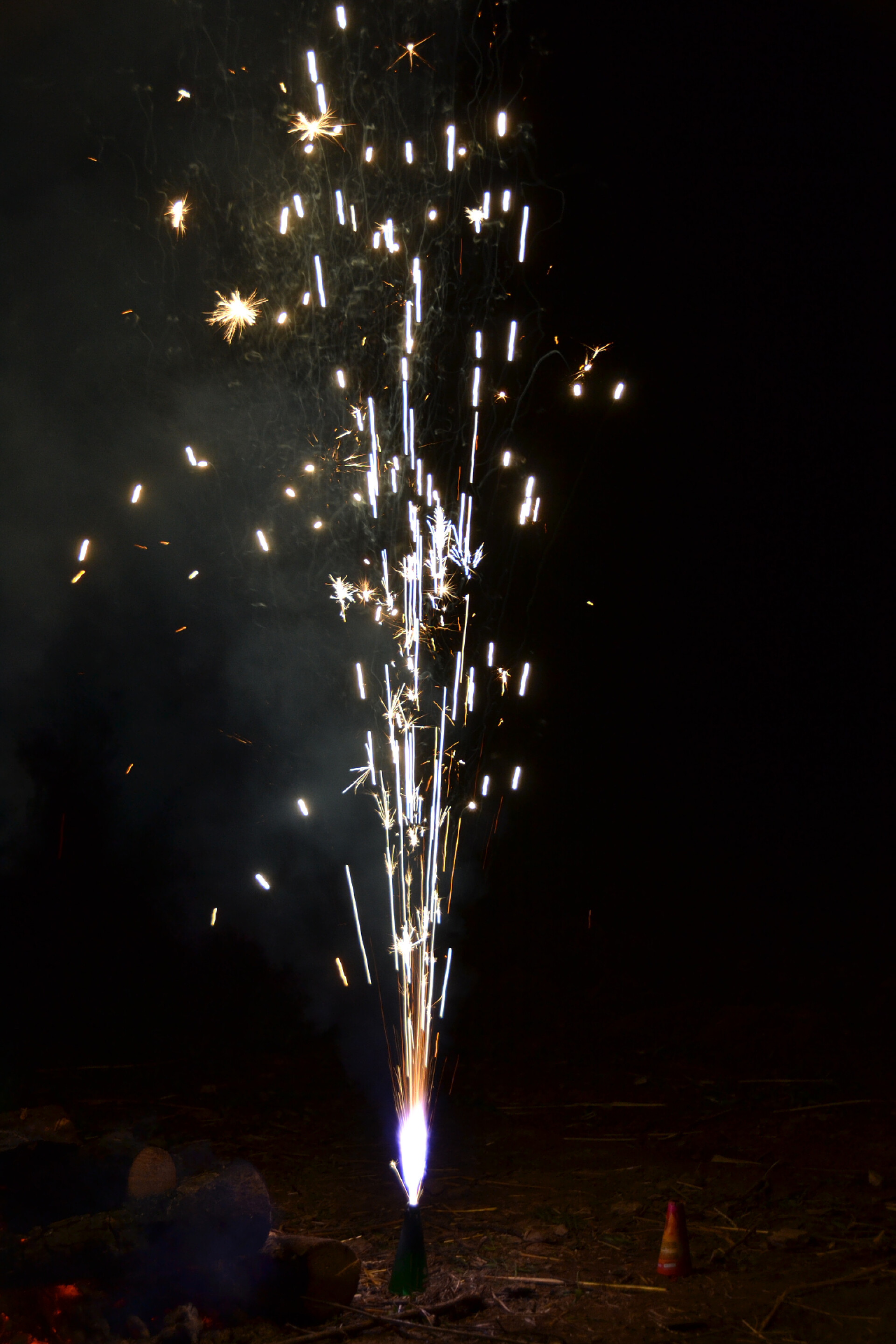 黑色背景中燃放的烟花特写闪闪发光