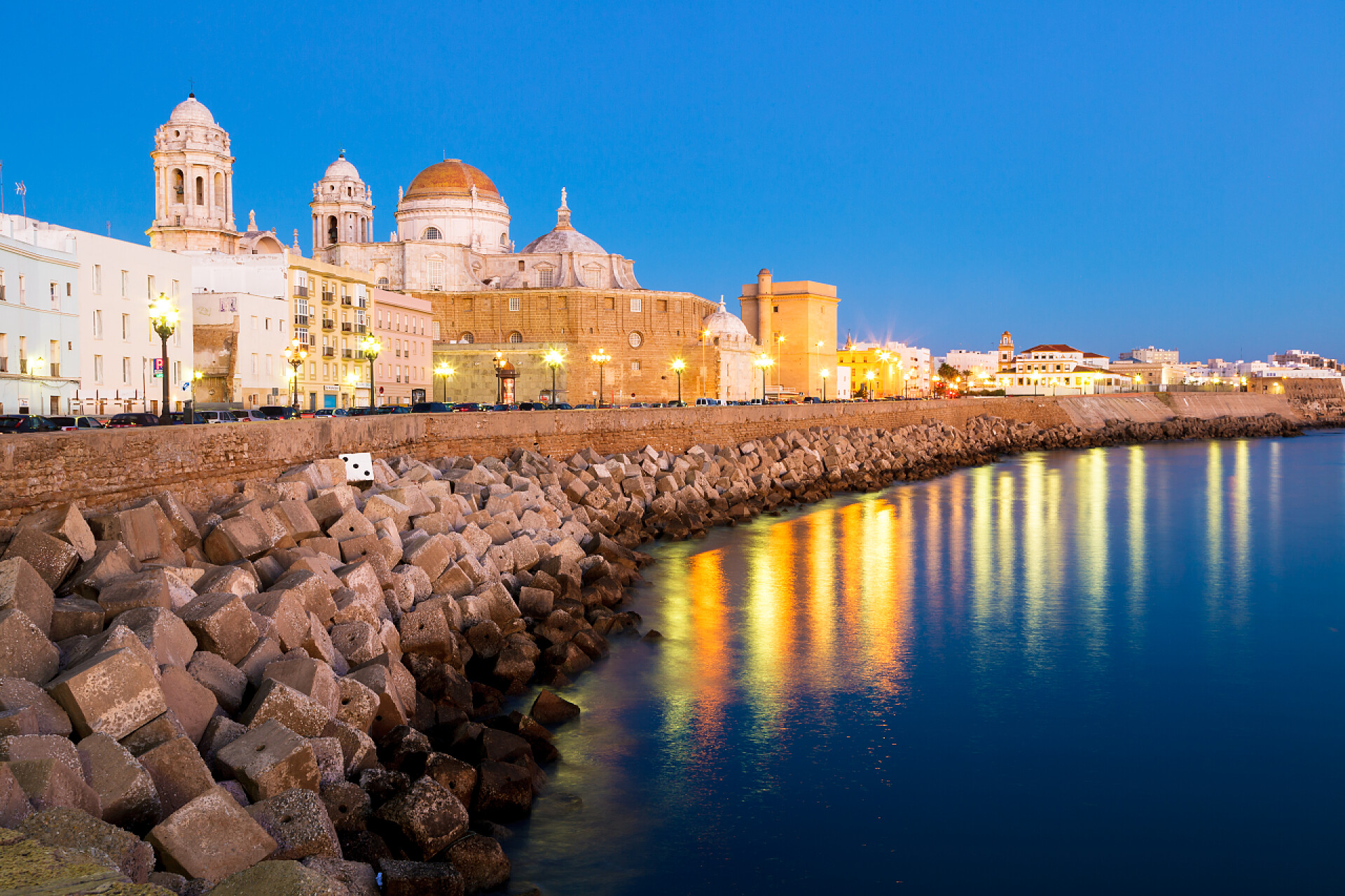 美丽的湖畔边上的欧洲古建筑加的斯港的大教堂