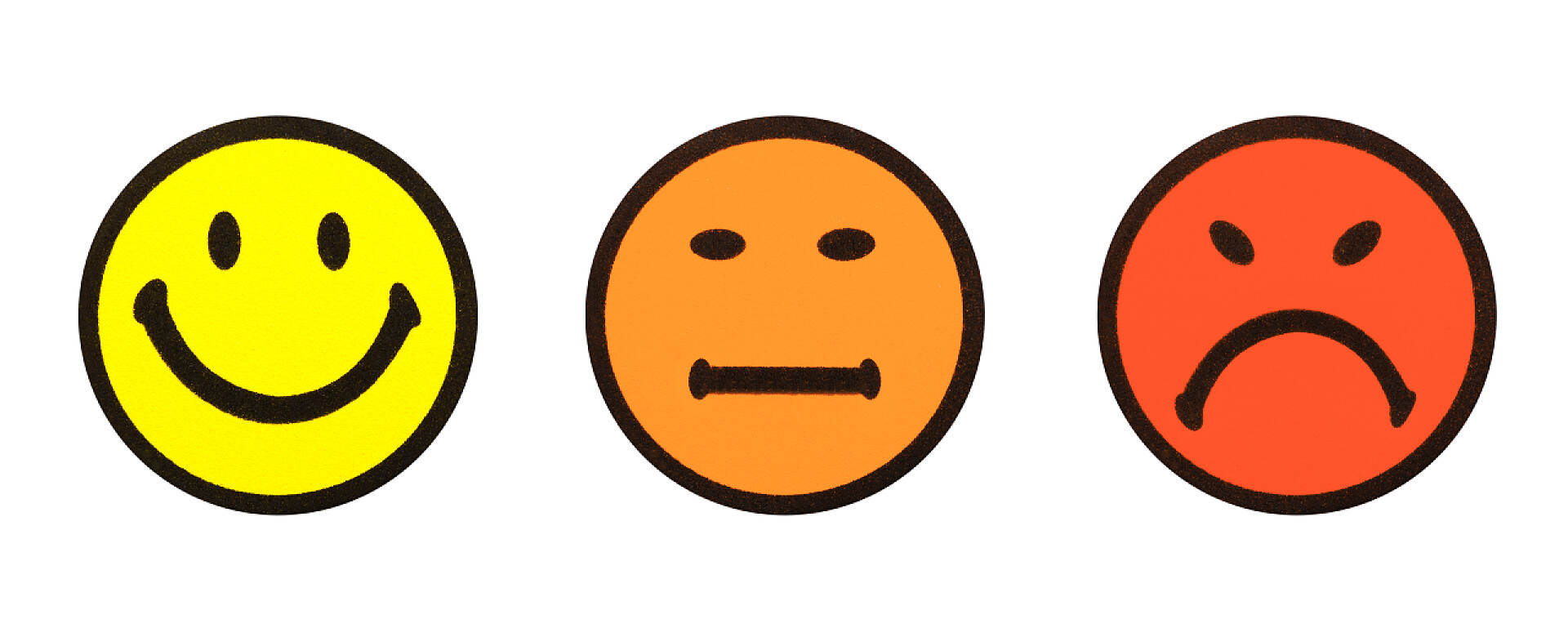 三个黄色的表情符号特写黄色的笑脸符号