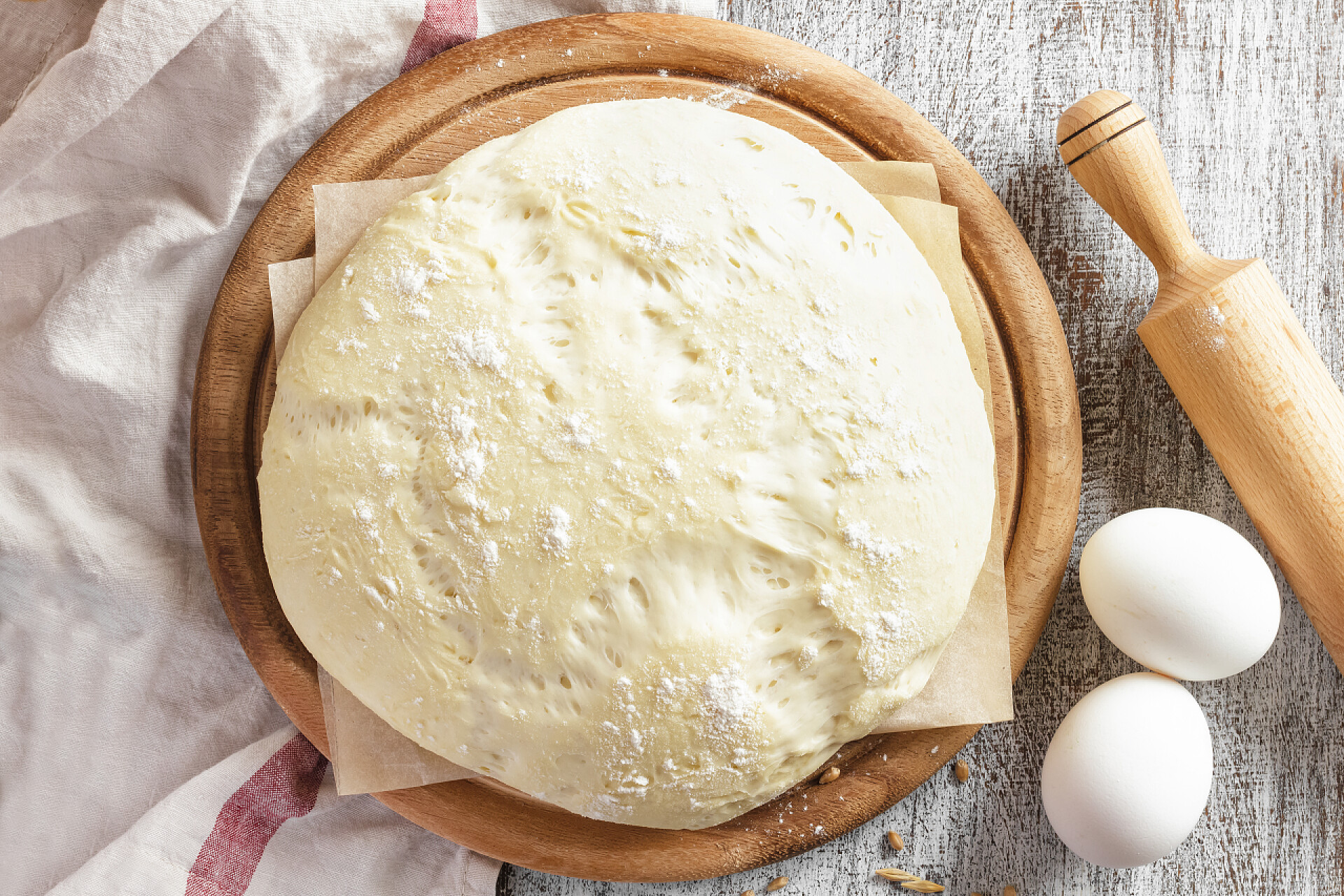 面团擀面杖和两个鸡蛋揉捏的面团