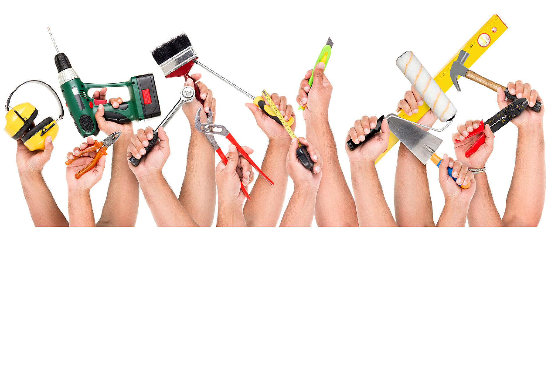 白色背景中拿着不同工具的手施工工具