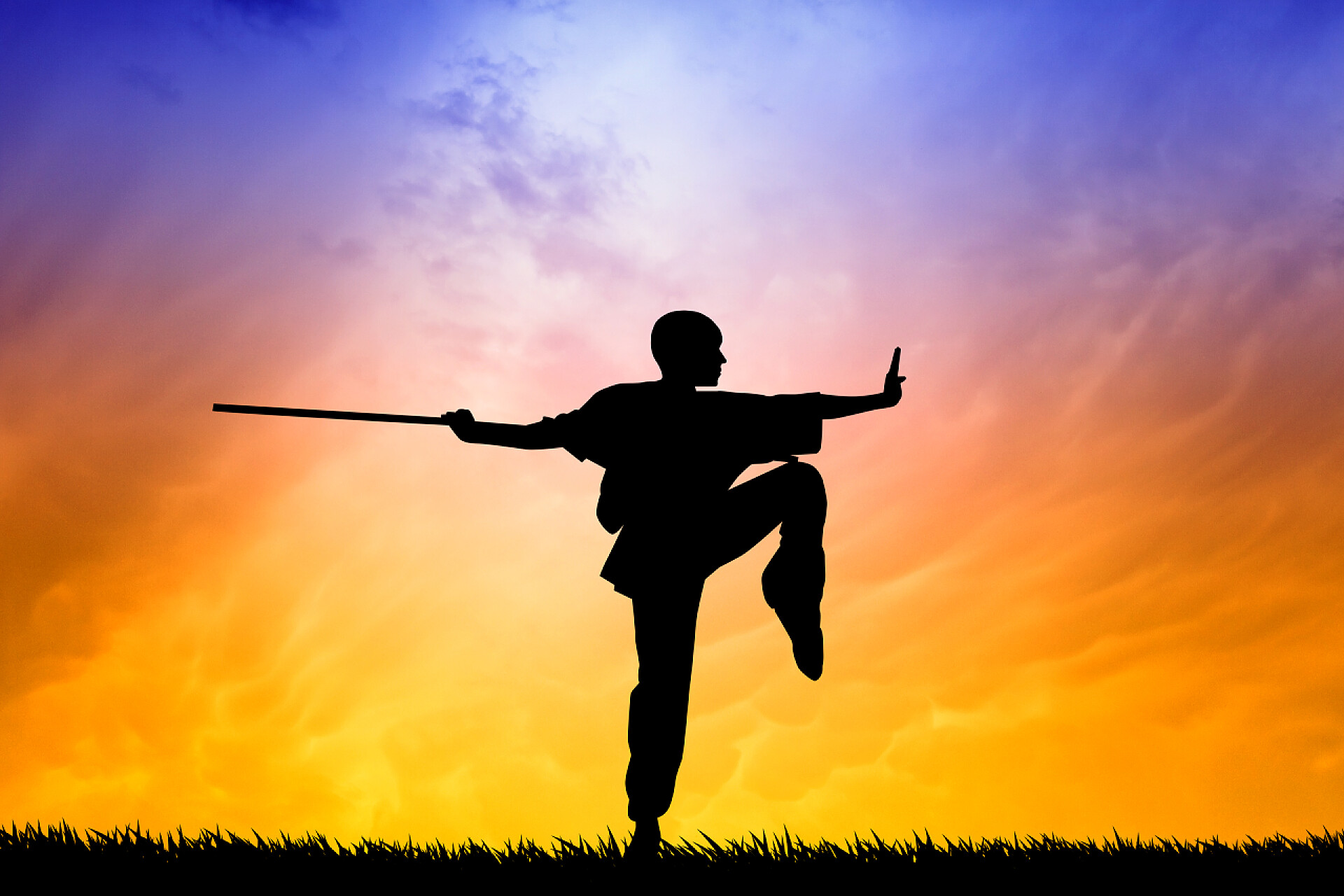 日落下的练武术的少年少林在日落时的姿势