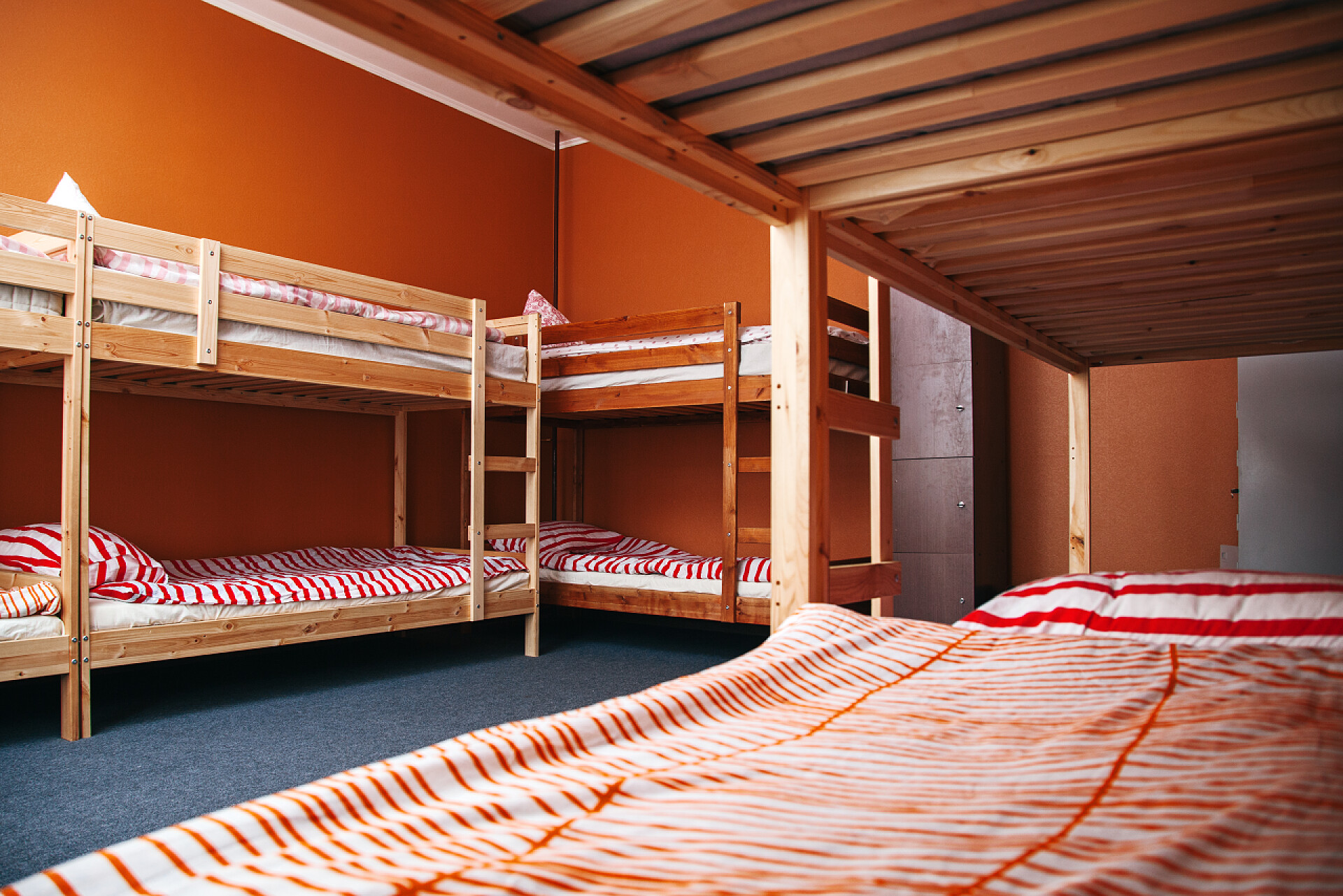 红色房间内的工厂上下铺宿舍房间与城市景观。颜色的房间。明亮的室内