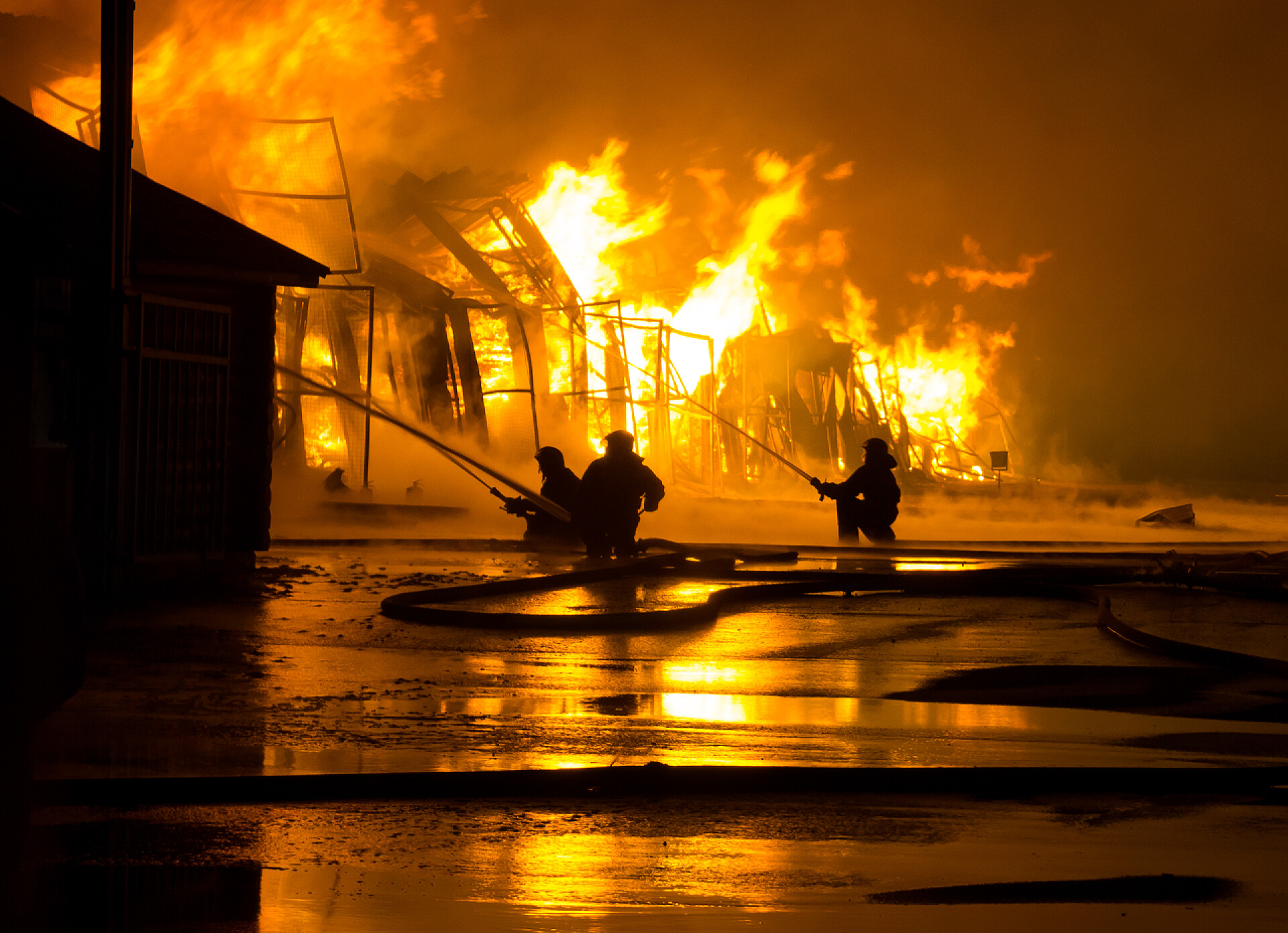 消防员正在扑灭大火消防员在工作