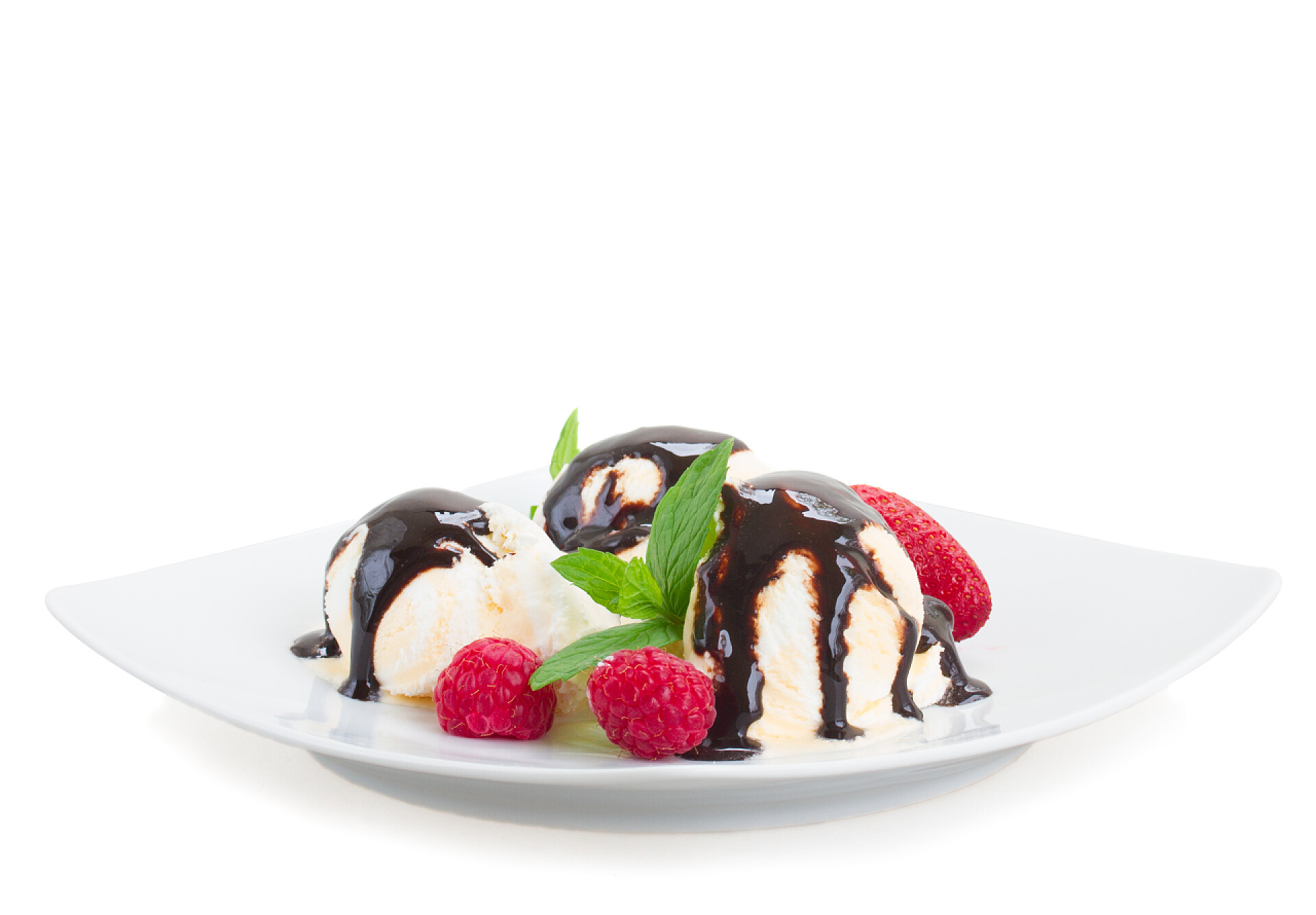 白色背景上的奶油香草冰激凌香草冰淇淋板靠拢