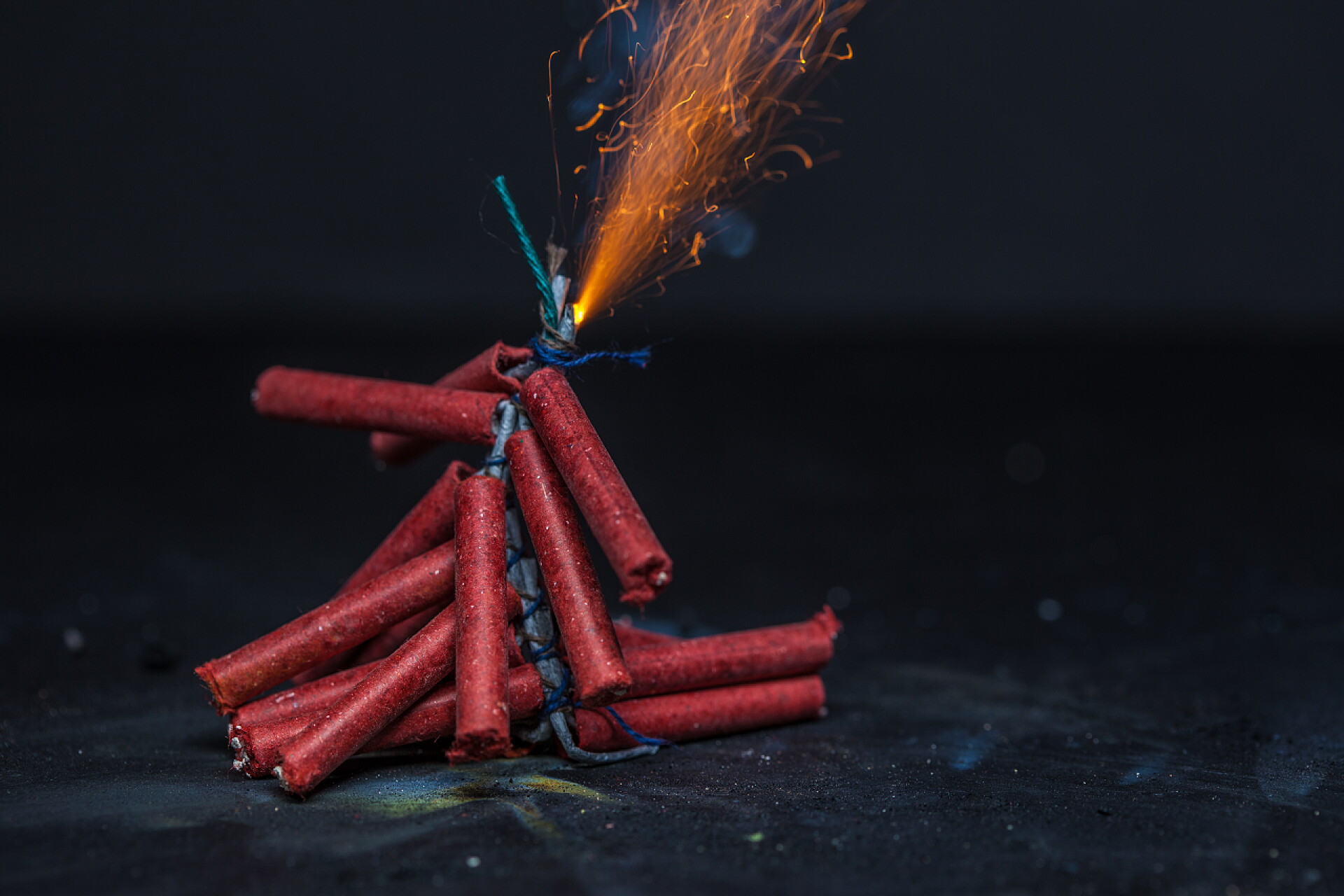 黑色背景上燃放的小炮爆竹