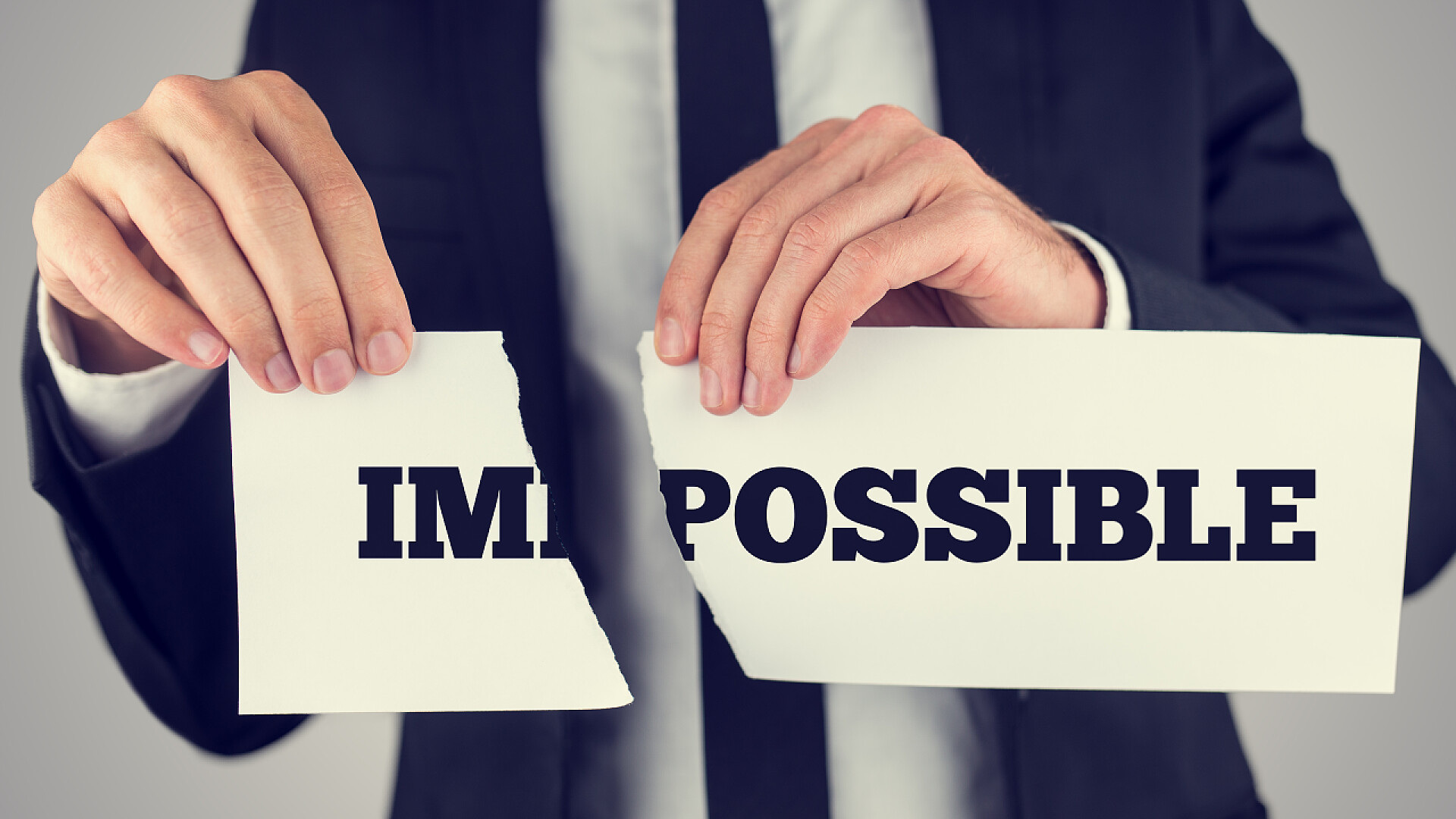 商人撕毁一块牌子积极态度