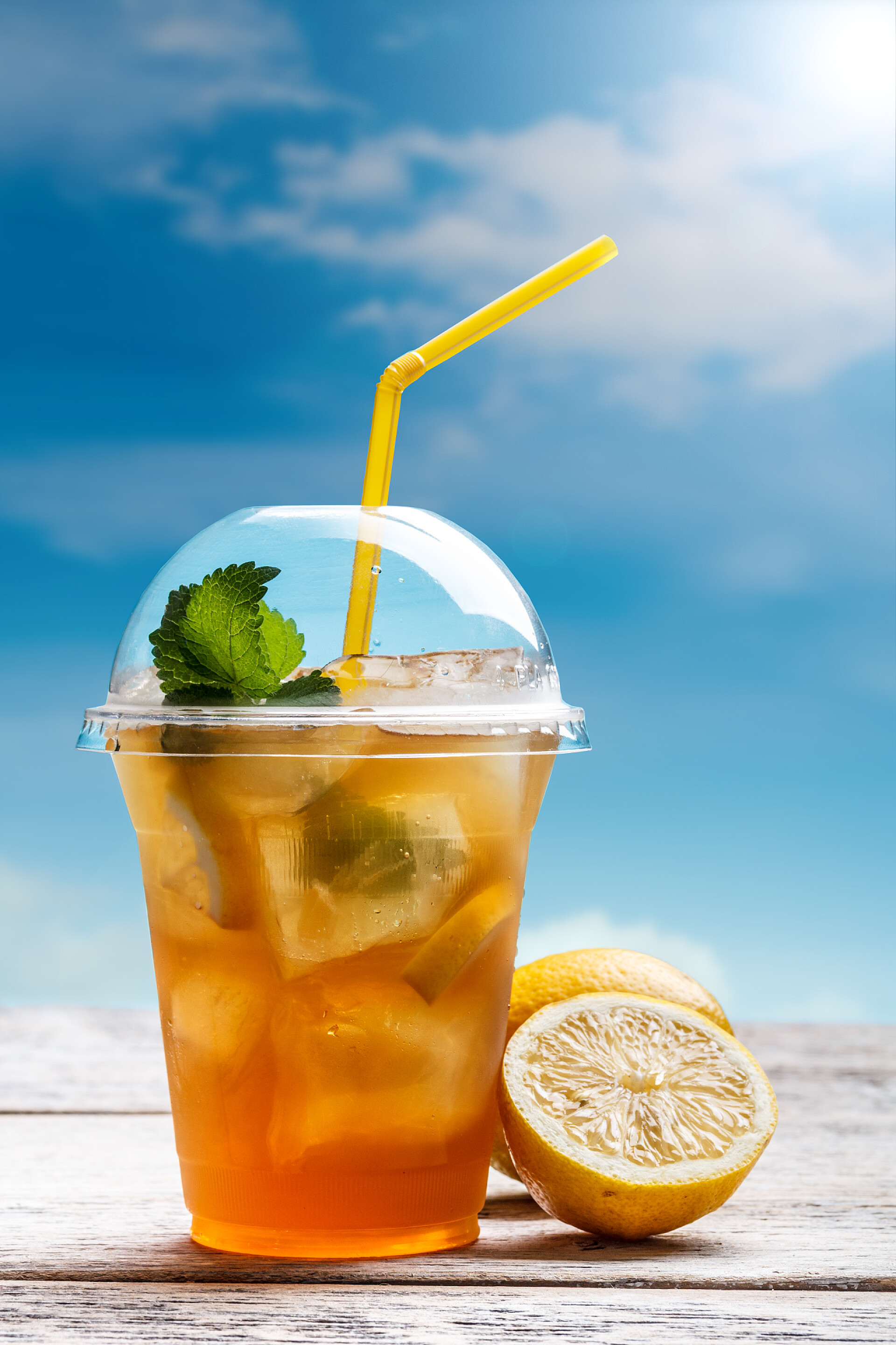 蓝色天空下的柠檬汁柠檬冰茶