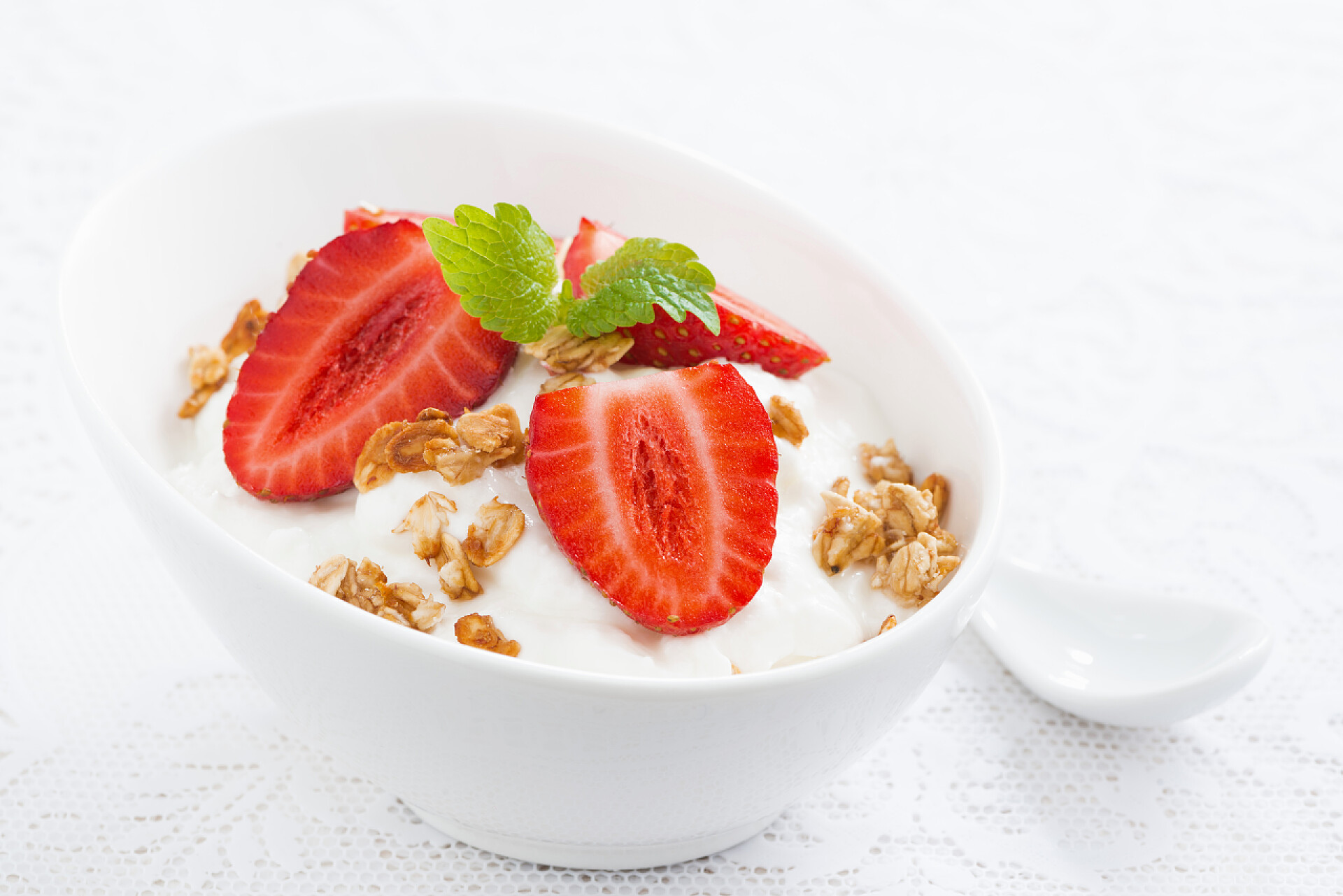 碗里的新鲜酸奶和草莓点心、 鲜奶的油和新鲜的草莓、 特写