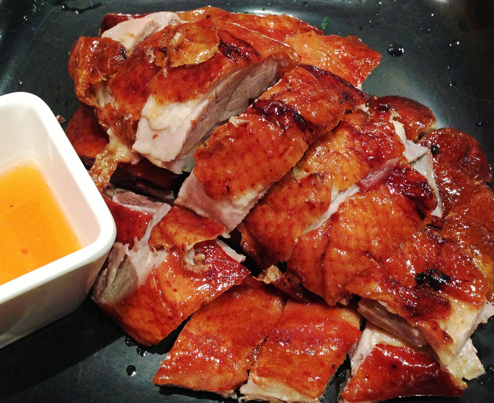 盘子里片好的烤鸭北京烤鸭