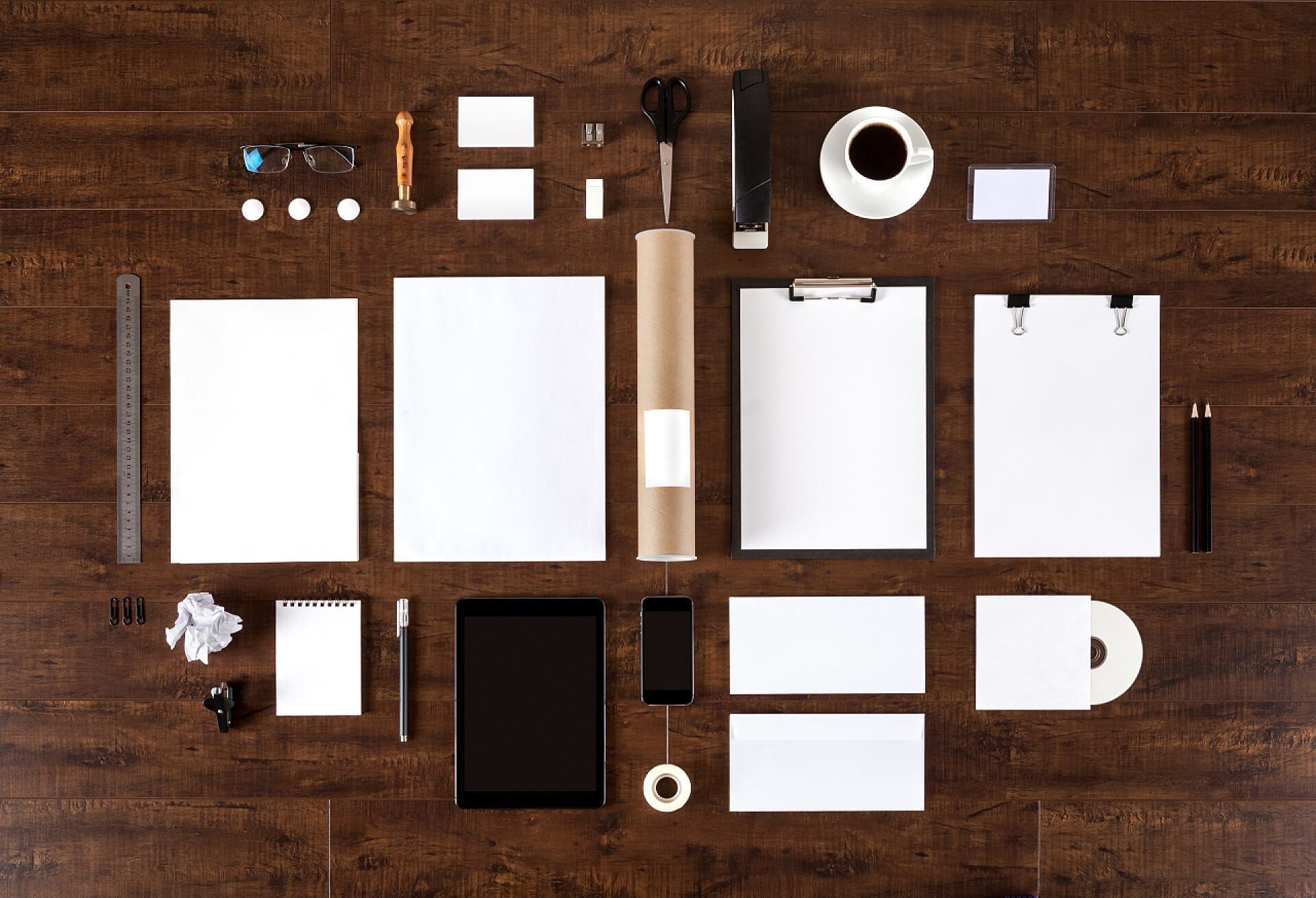 桌子上展示的各种写作工具品牌标识