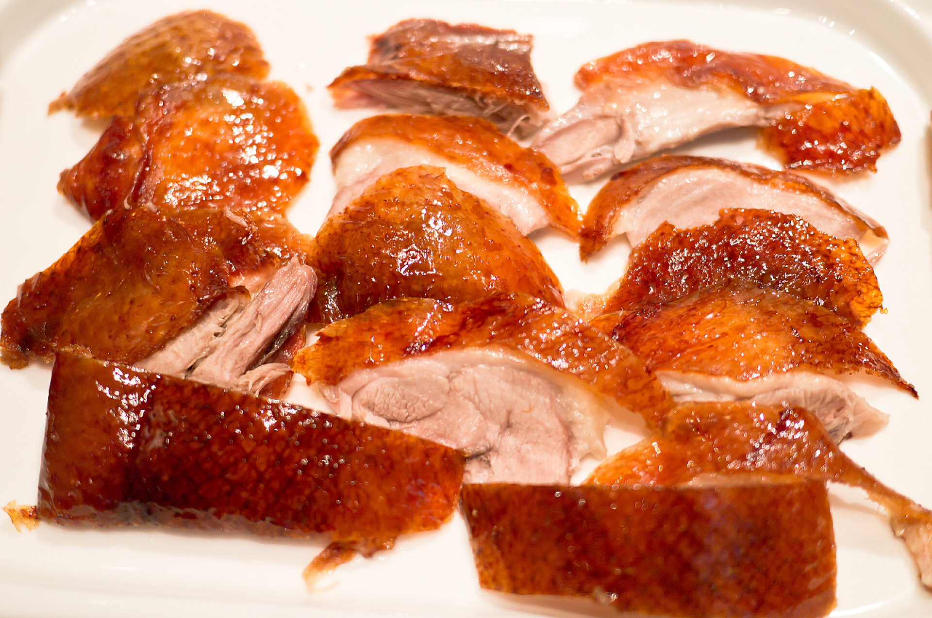 盘子里片好的烤鸭北京烤鸭