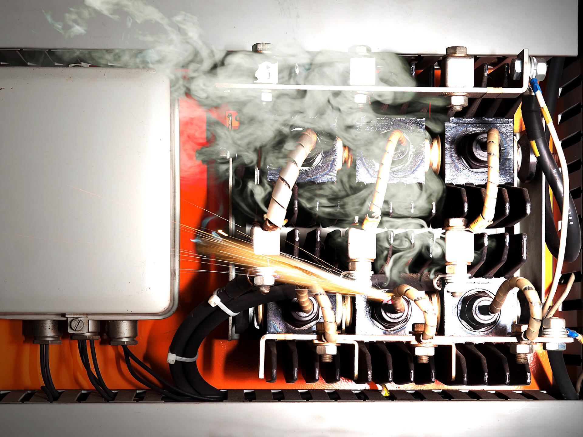 重载的电路造成电气短路和火灾电休克