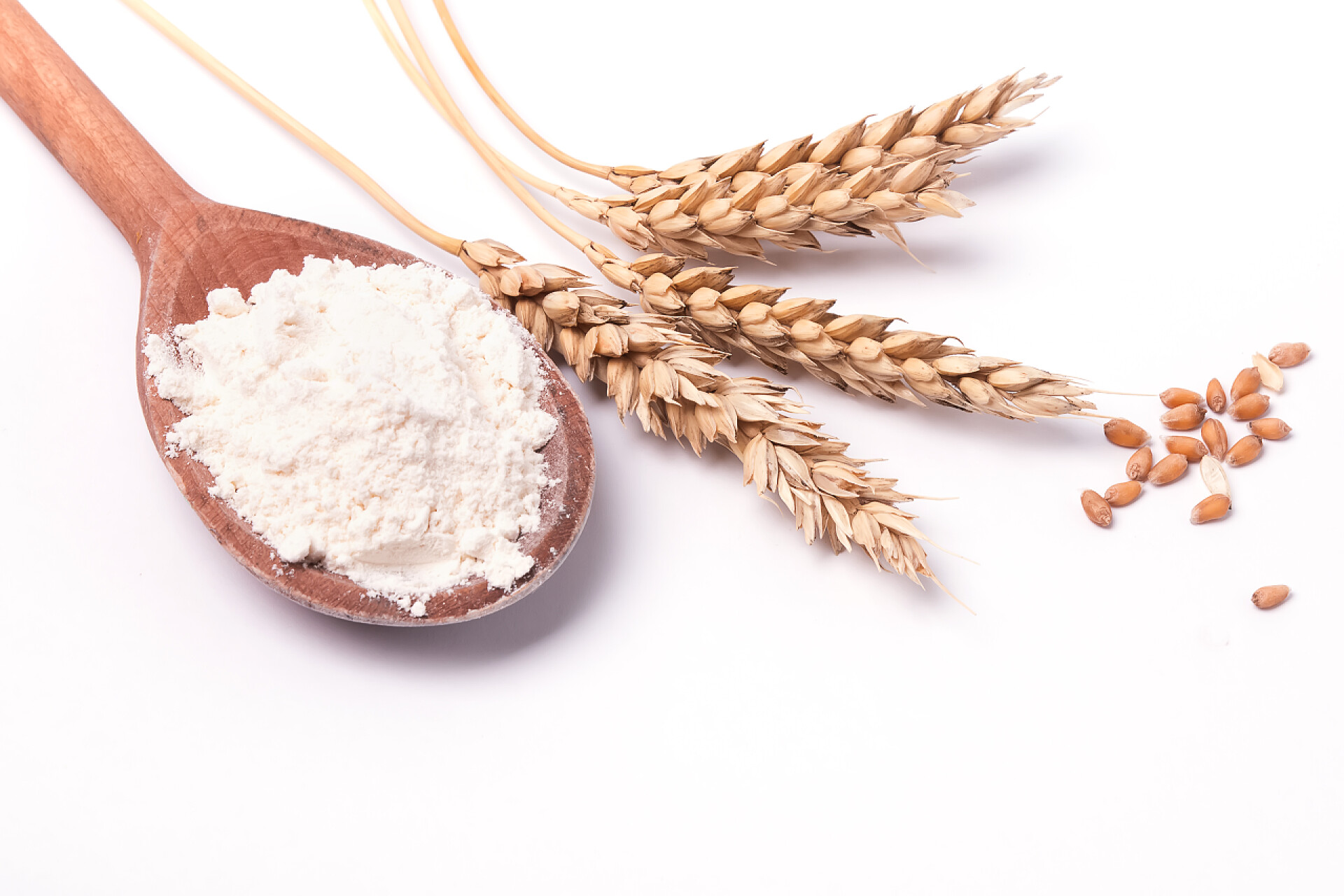 白色背景上放满面粉的木勺和麦穗friss cseresznye paradicsom, bazsalikom és fűszerek, elszigetelt fehér