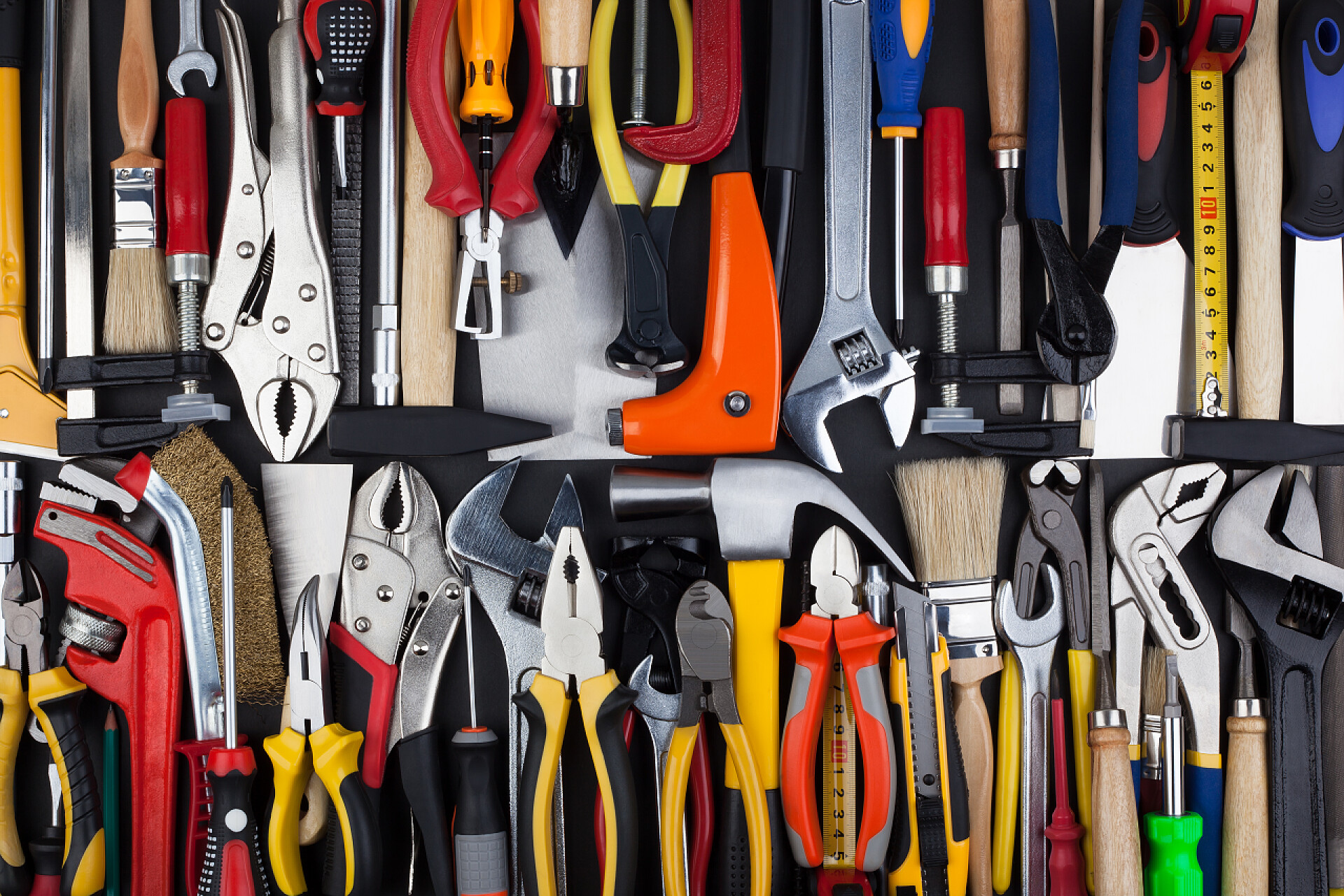 排放整齐的一堆五金工具杂项工作工具.