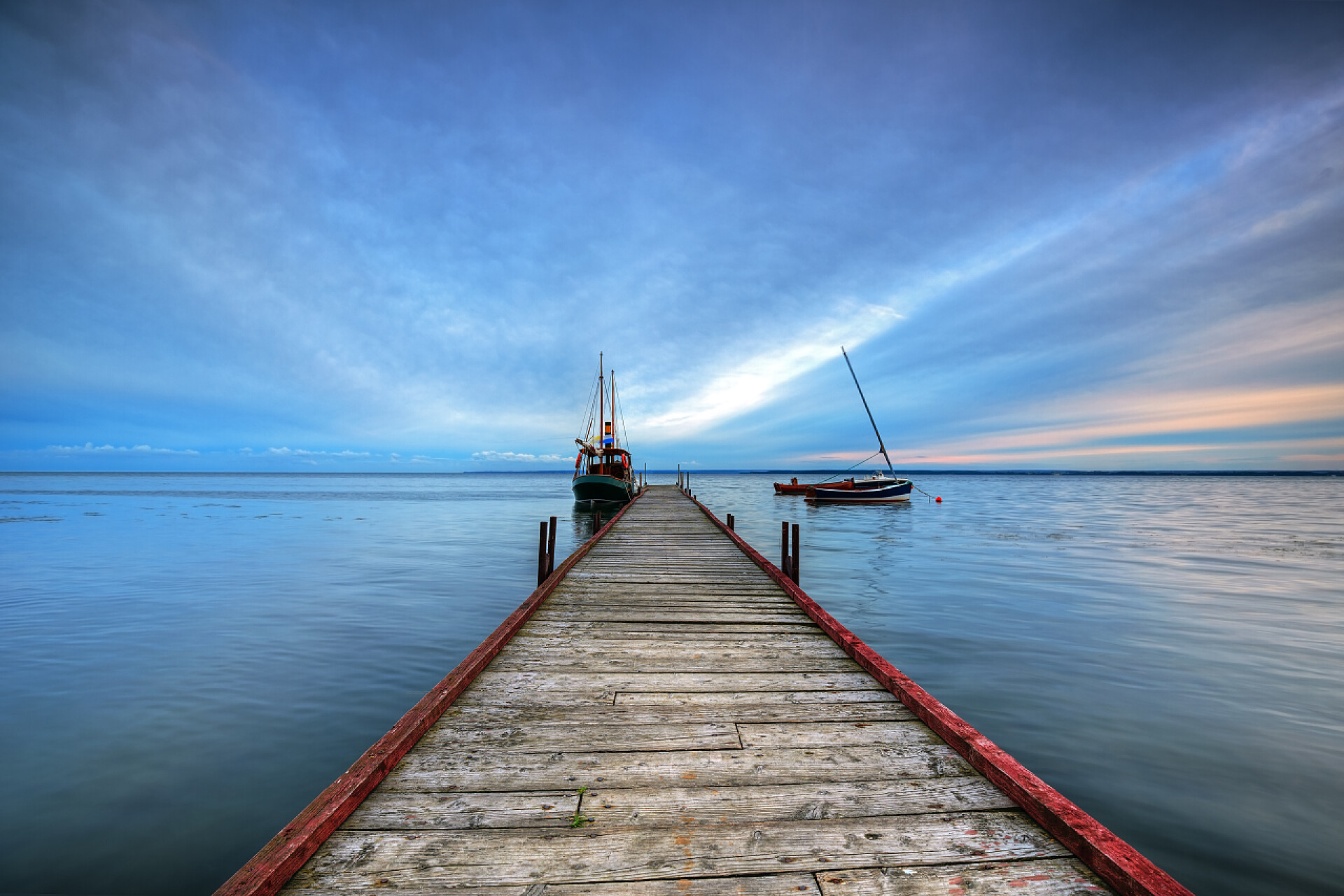 蓝天下的木制避风港湾木制的避风港，在冰球和船湾
