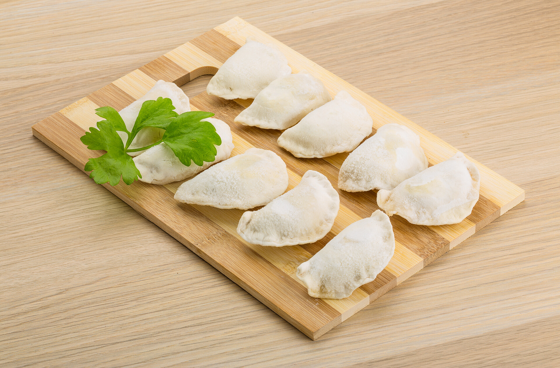 案板上包好的水饺Ukrainska vareniki乌克兰 vareniki