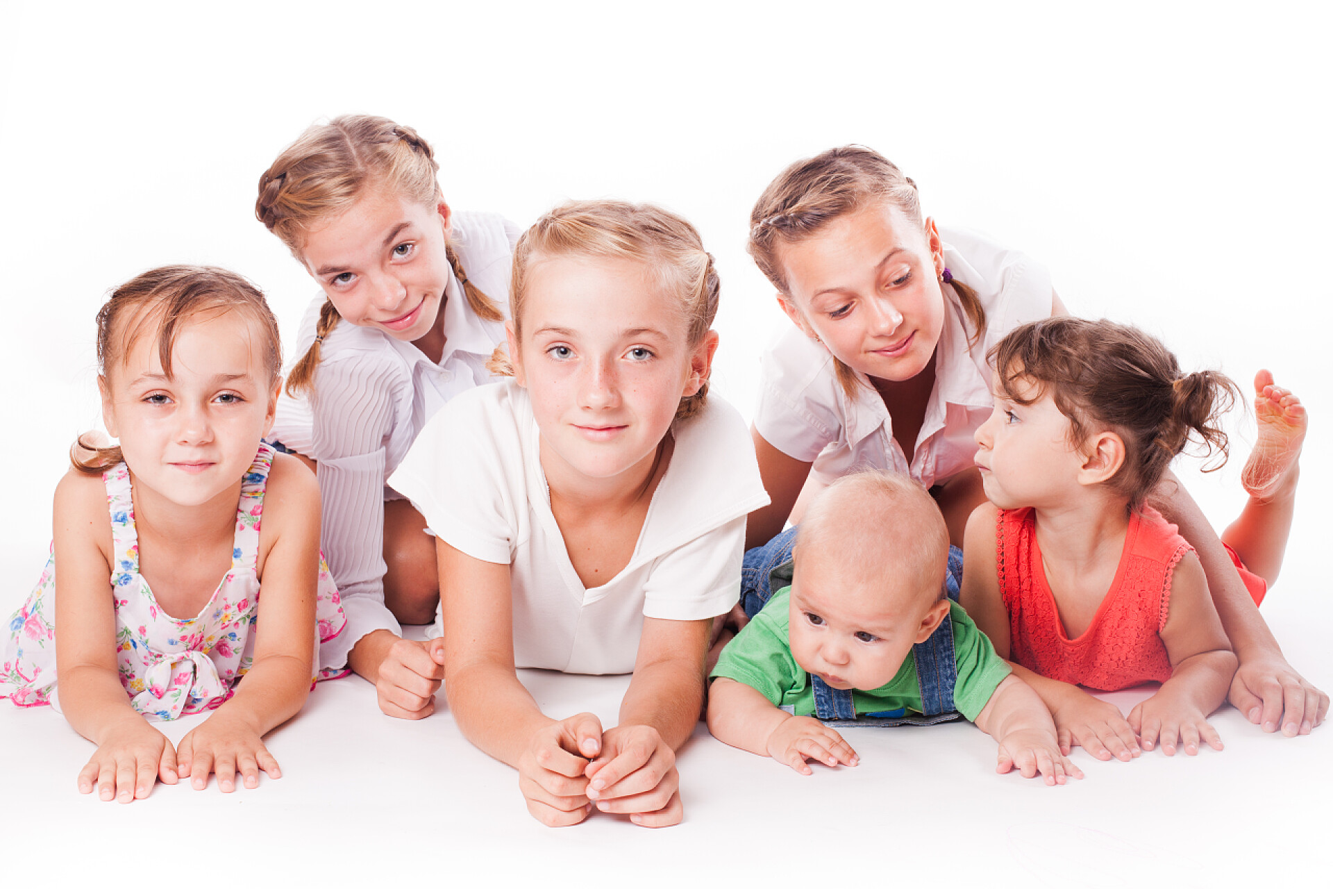 白色背景前爬着的不同年龄的孩子白色的孩子