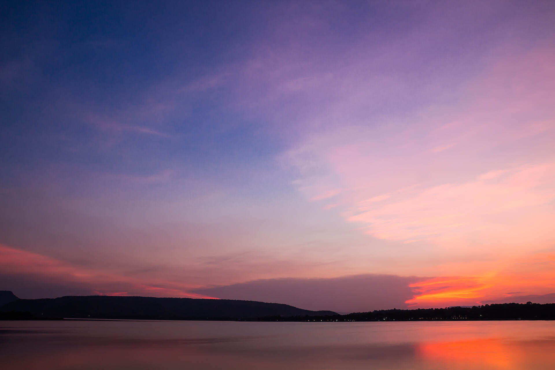 晚上天空的美丽景色傍晚的天空 