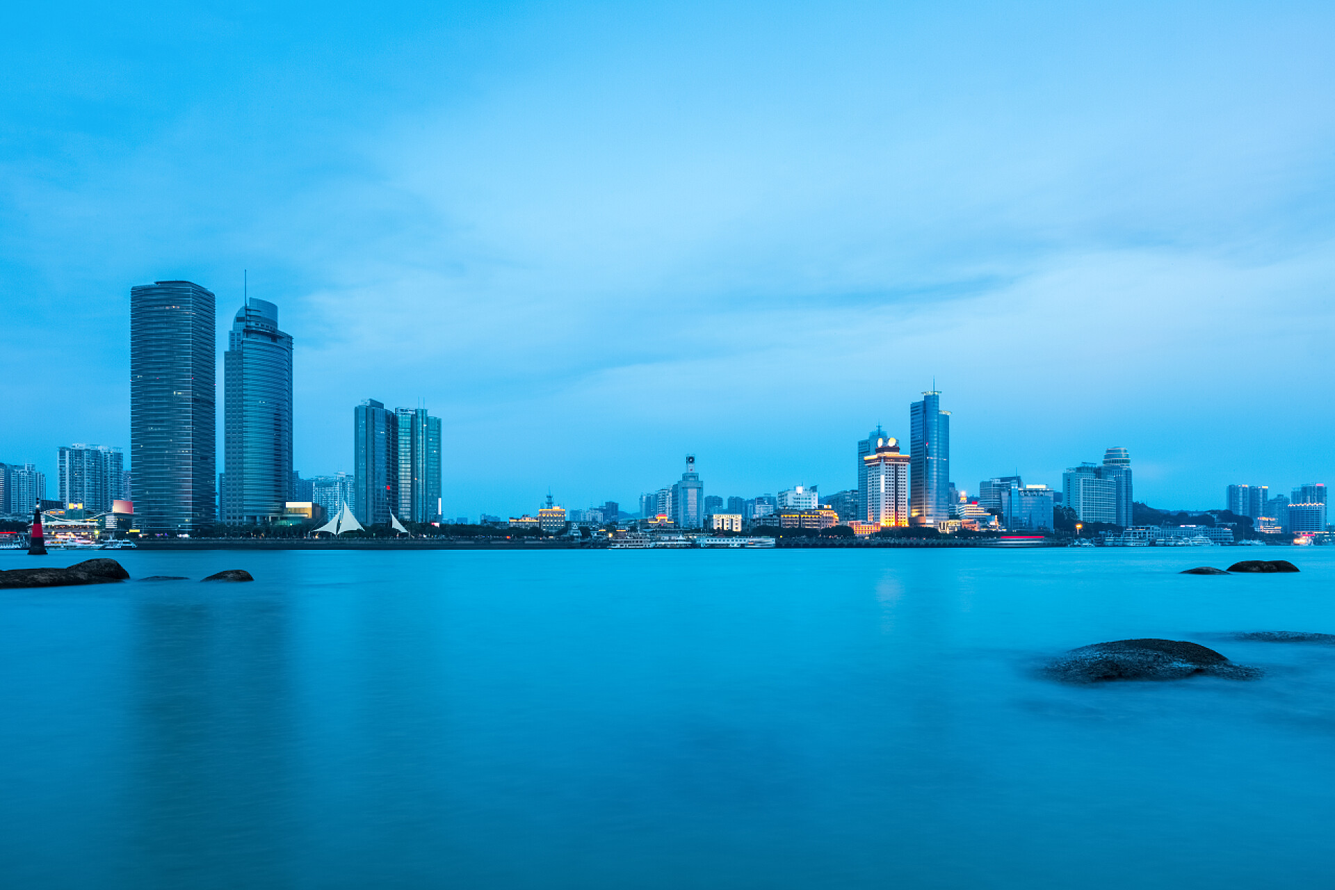 夜幕降临时的美丽的海滨城市厦门的天际线夜幕降临在美丽的海滨城市厦门天际线