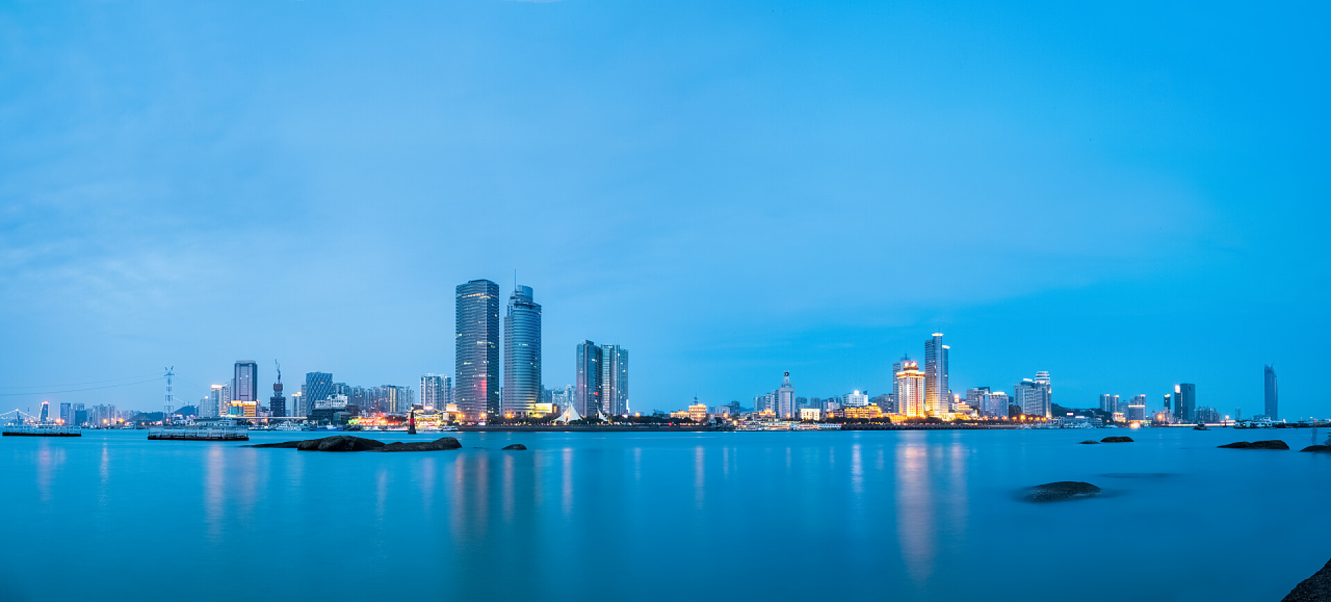 美丽的海滨城市厦门天际线的全景视图夜幕降临的厦门天际线的全景视图