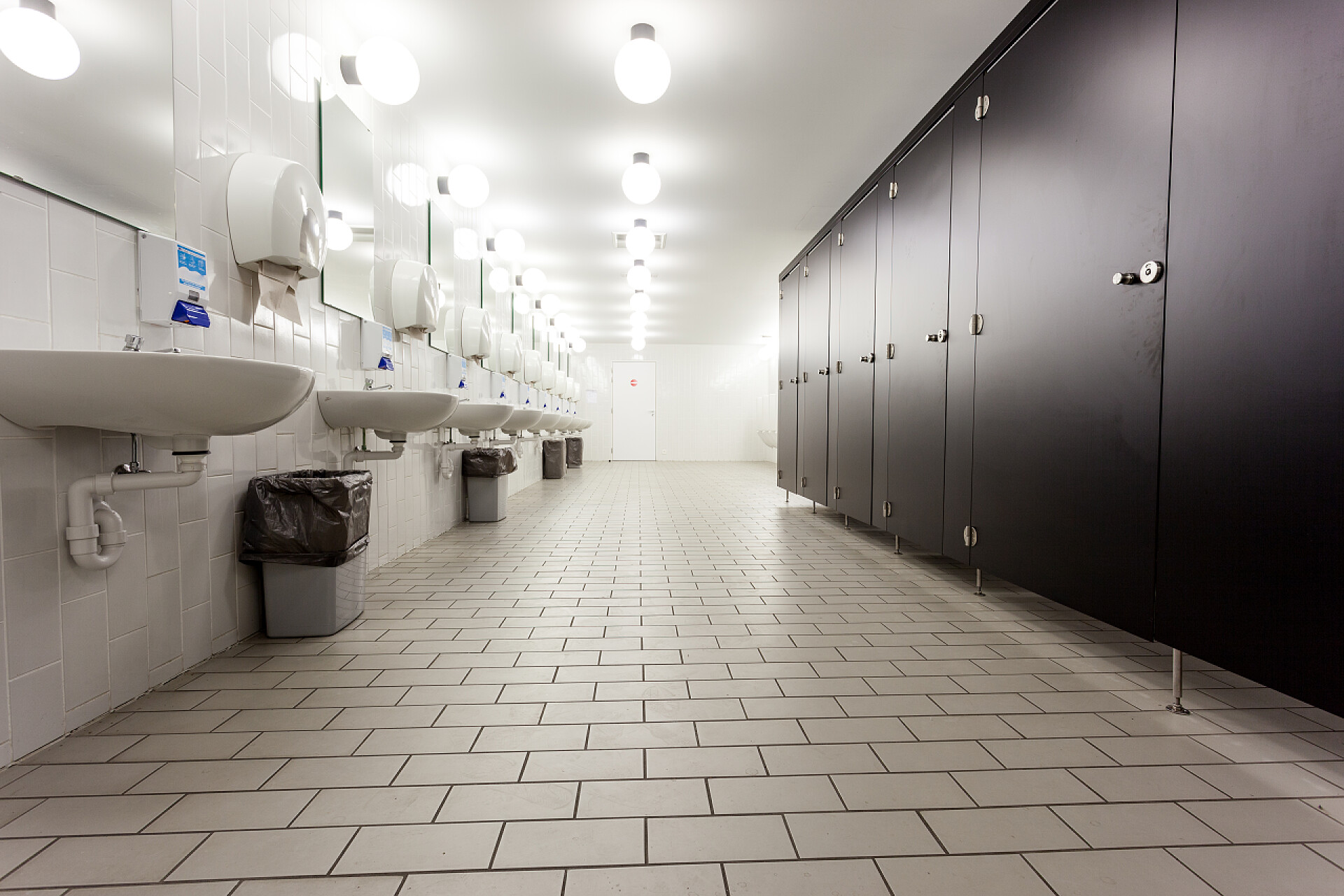 男士洗手间厕所和皮肤